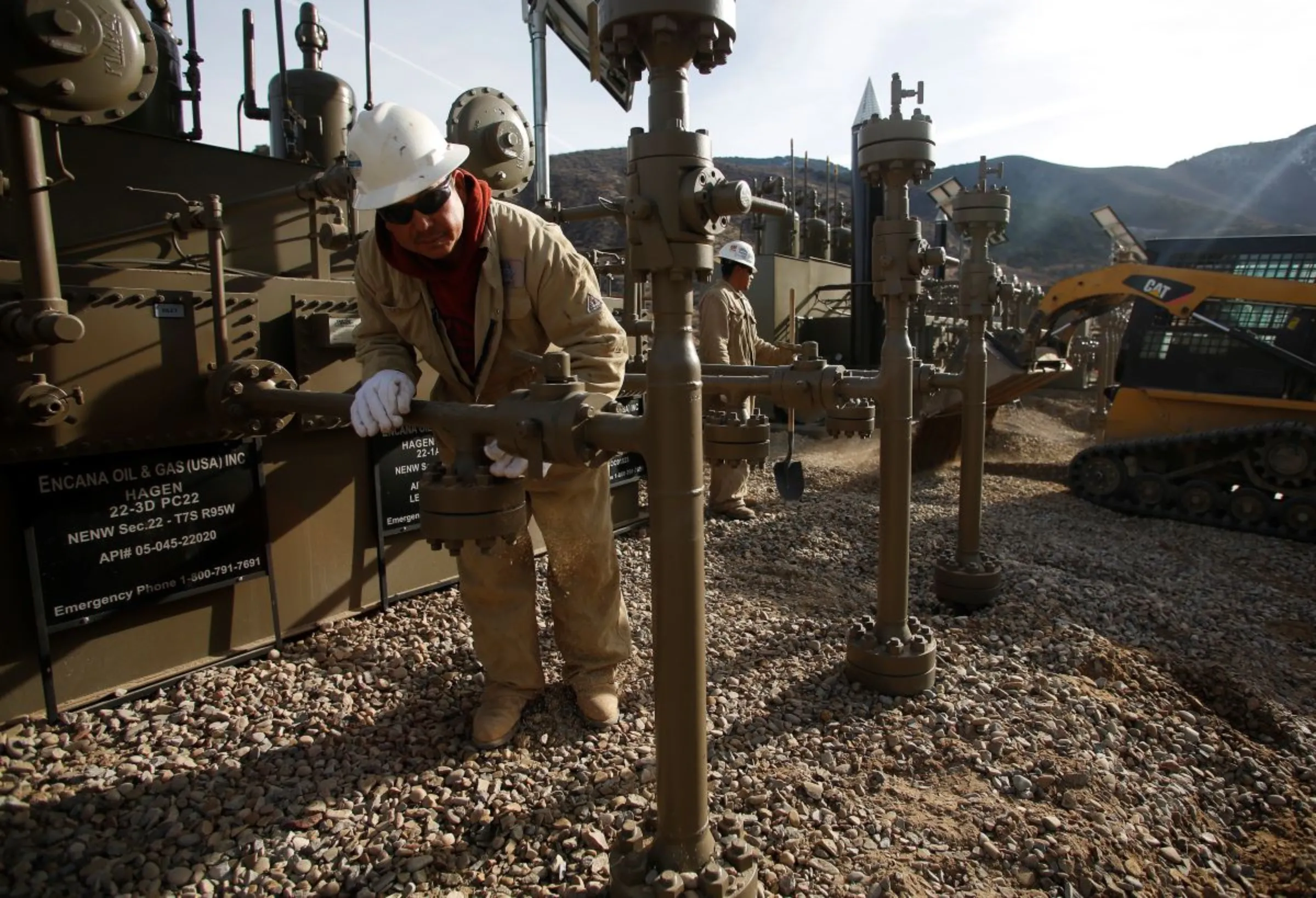 Workers put the final touches on a natural gas well platform owned by Encana south of Parachute, Colorado, December 8, 2014. REUTERS/Jim Urquhart