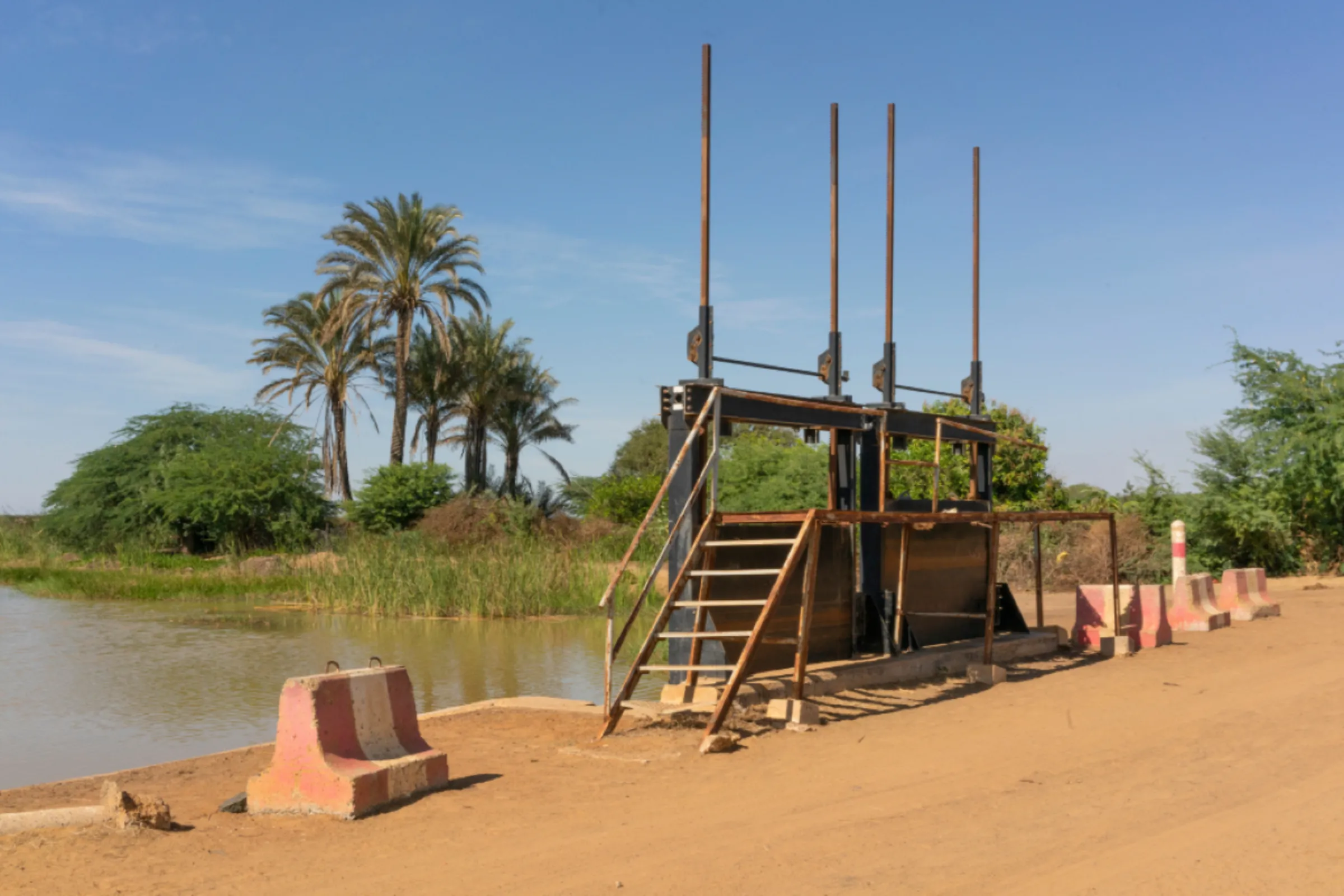 Dams have been causing severe disruption in the water balance of the habitat of Djoudj National park, including the proliferation of invasive aquatic plants, reduced amplitude of water levels, and decrease/disappearance of some bird colonies. Senegal, 2023