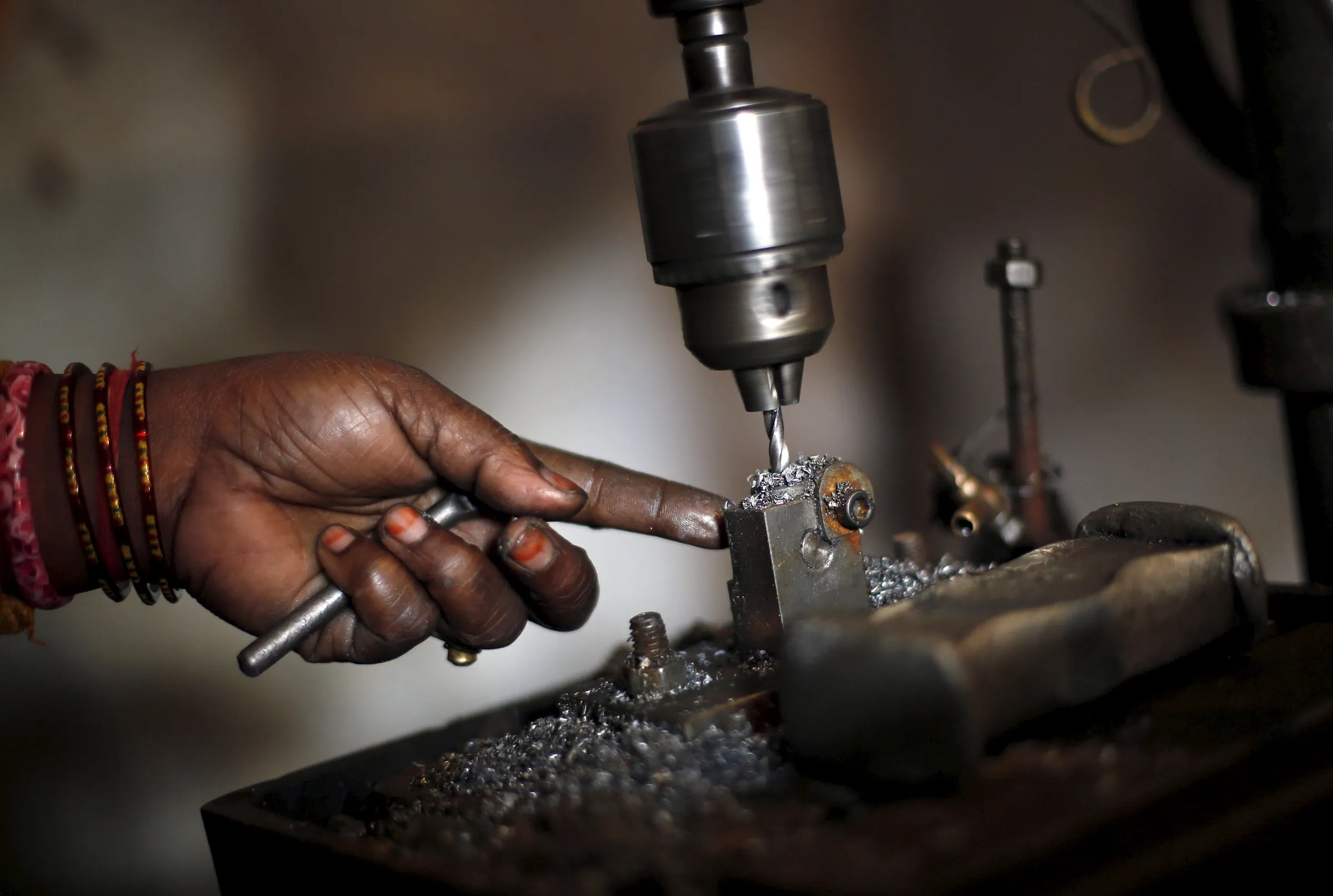 A worker makes auto parts on a machine inside a workshop in Faridabad, India, December 24, 2015 REUTERS/Adnan Abidi