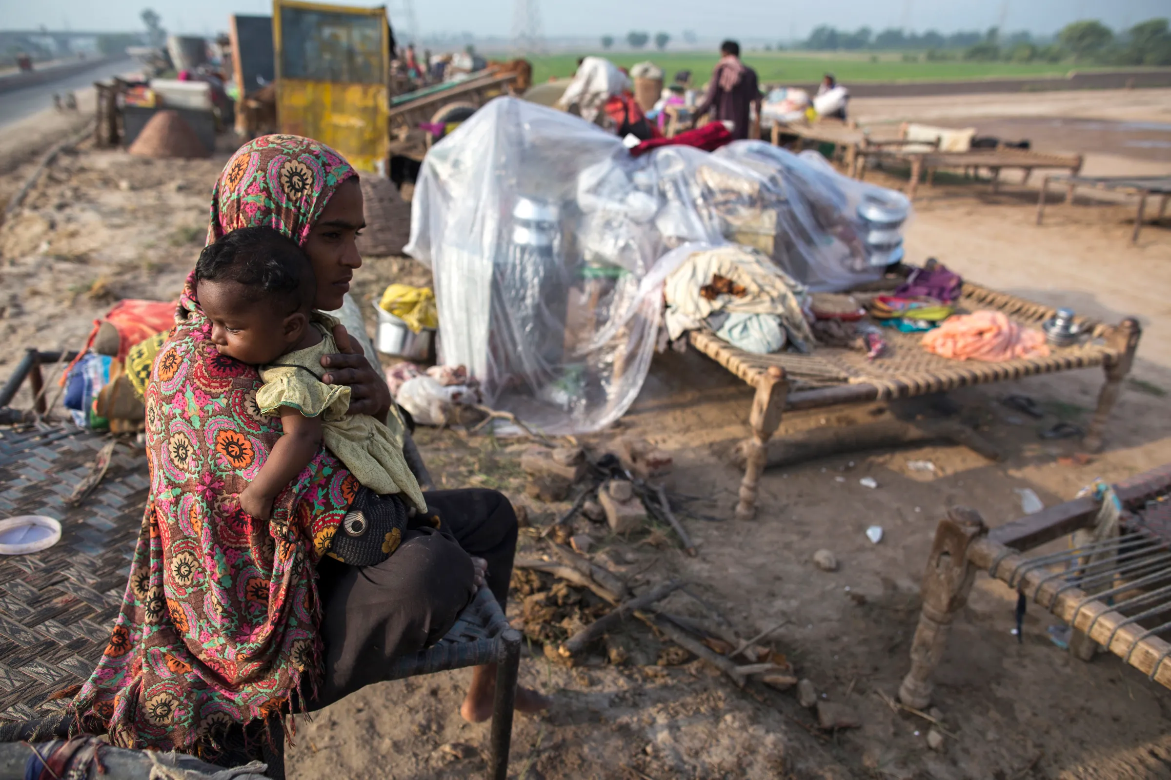 Flood victims sit beside their belongings as they wait for help, along a road in Multan, Punjab province September 13, 2014. REUTERS/Zohra Bensemra