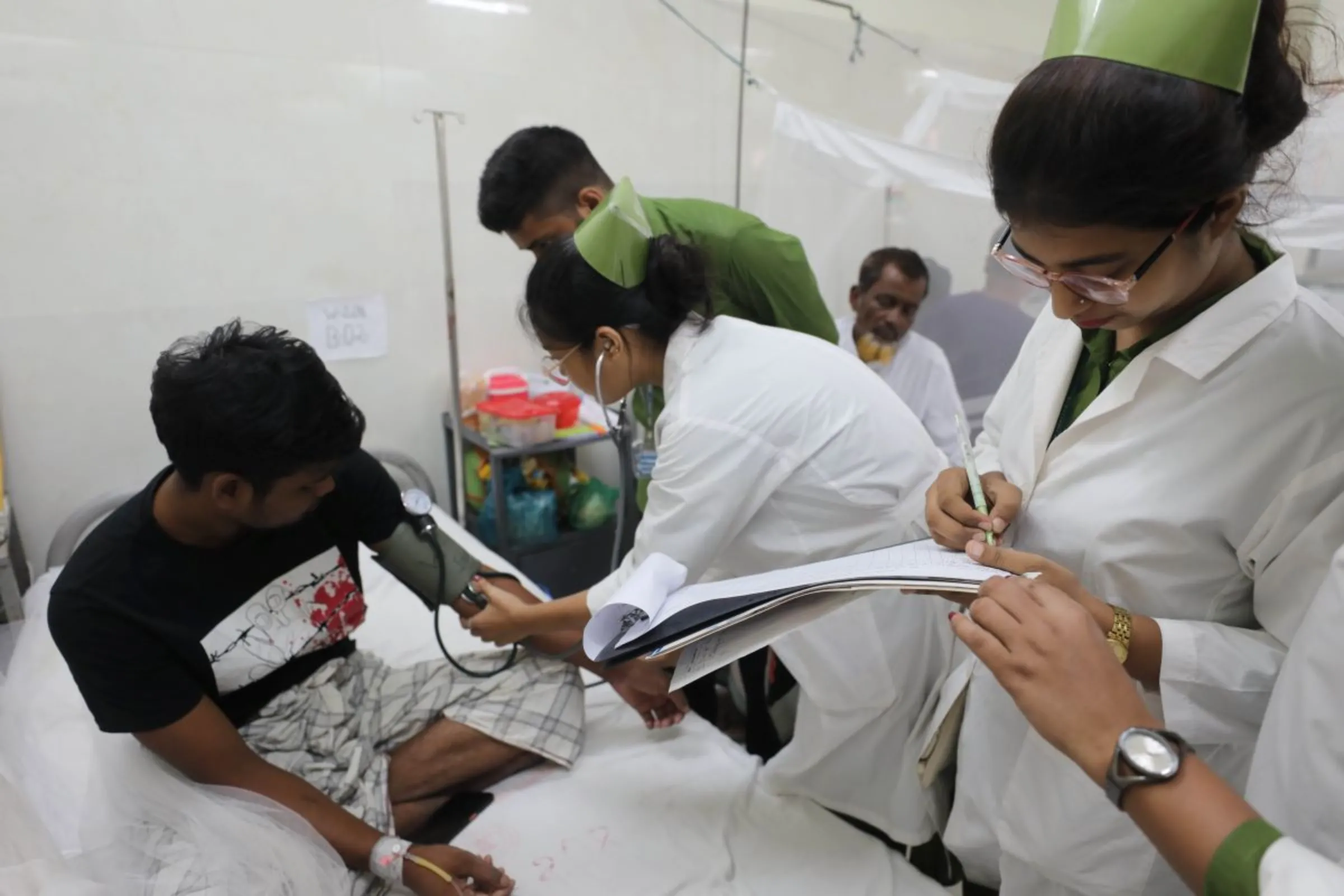 On-duty doctors and nurses treat dengue patients at the Shaheed Suhrawardy Medical College, Dhaka, ‎August ‎30, ‎2023