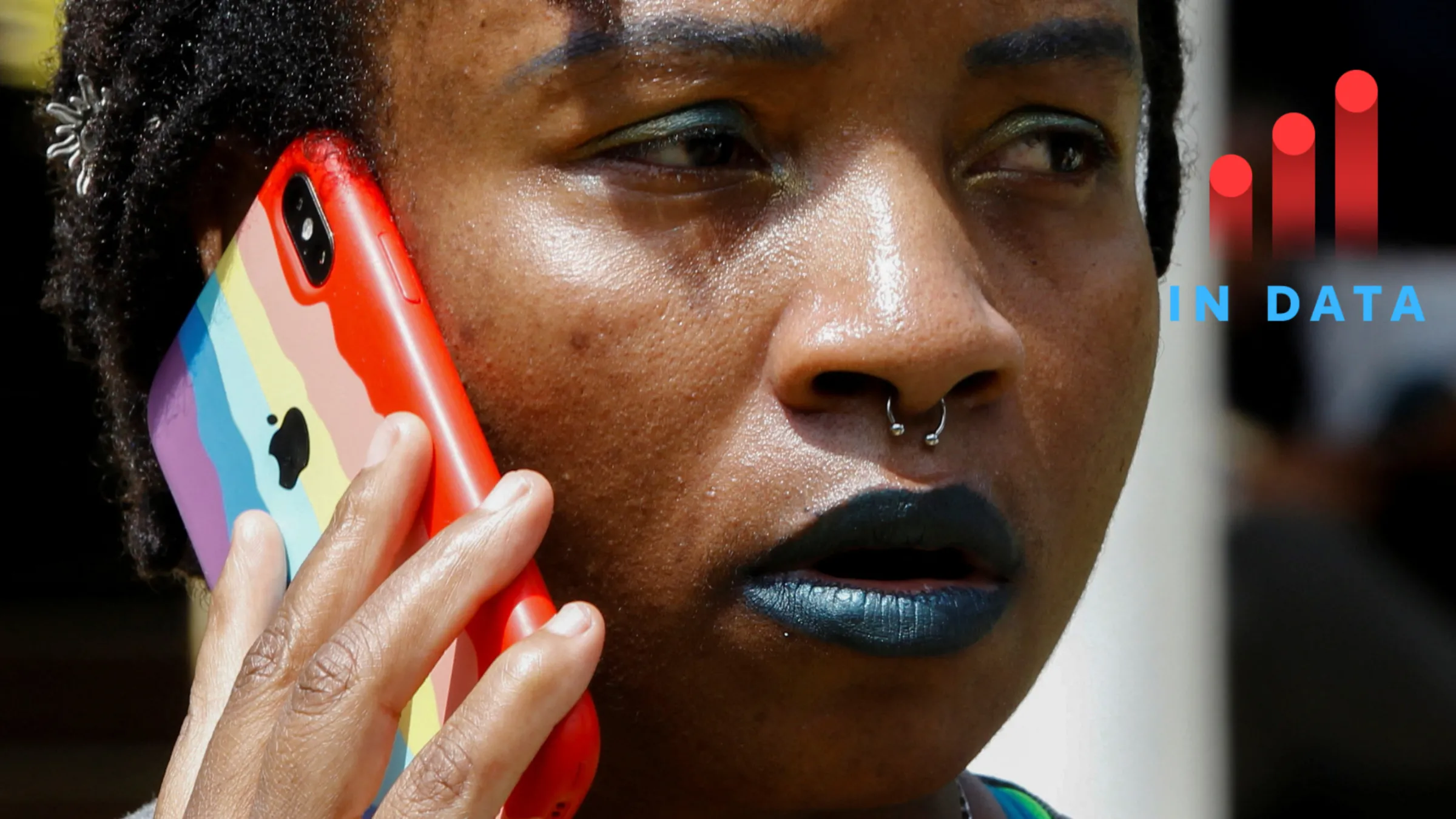 Een Keniaanse activist gebruikt een telefoon met een Pride-hoesje tijdens het Badilika-festival om de rechten van LGBT te vieren. Nairobi, Kenia, 11 juni 2023. REUTERS/Monicah Mwangi