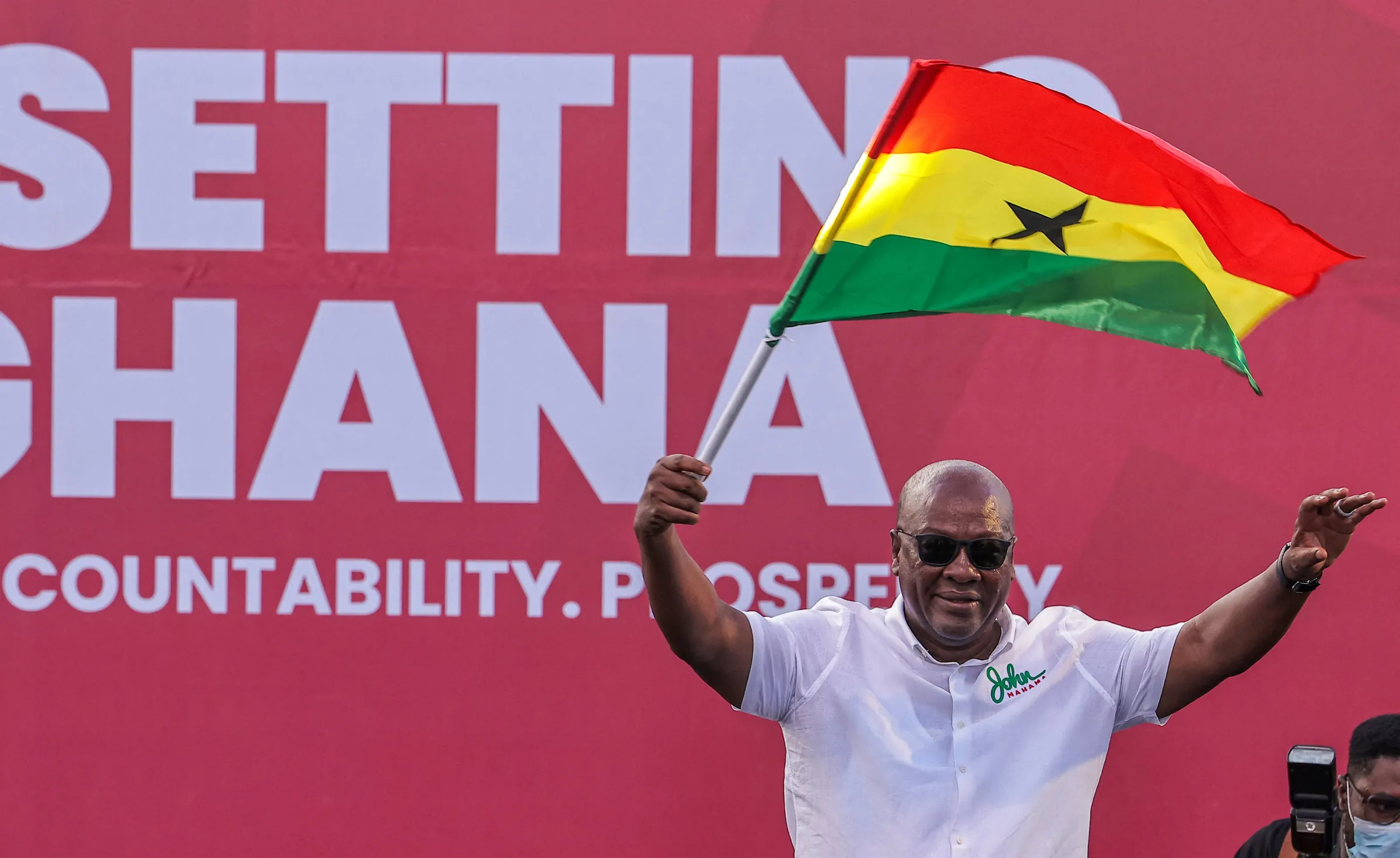 National Democratic Congress (NDC) presidential candidate and former Ghanaian President John Dramani Mahama holds a national flag as he waves to supporters during his final election campaign rally in Accra, Ghana December 5, 2024. REUTERS/Zohra Bensemra