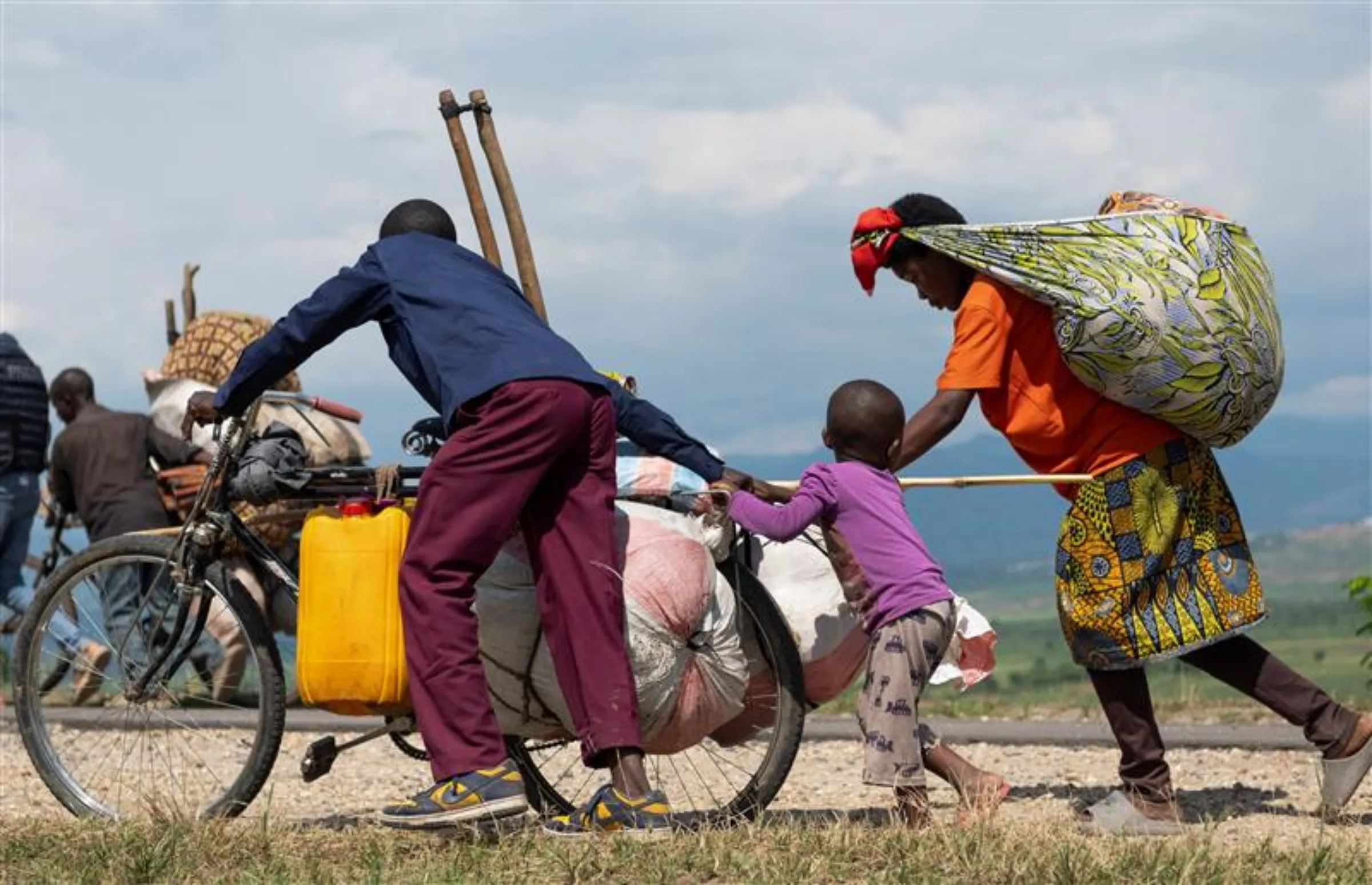 Congolese people displaced by fighting walk back to their homes from a settlement north of the city of Uvira in South Kivu in the east of DRC, December 13, 2025. REUTERS/Stringer
