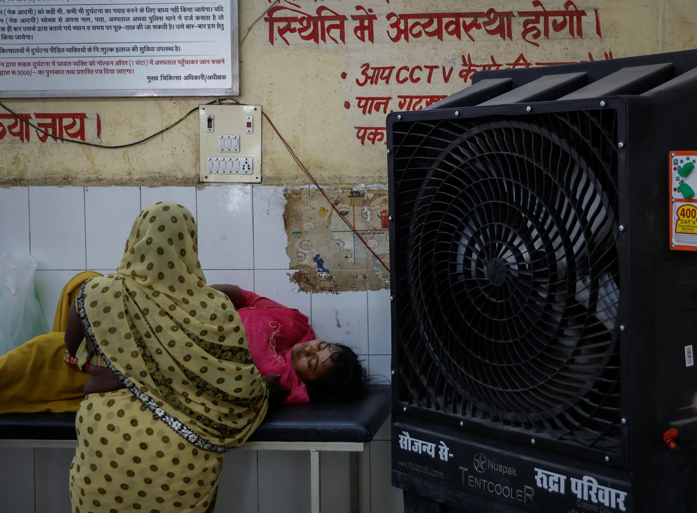 A patient lies on a strecher at a hospital during a heatwave in Ballia District, Uttar Pradesh, India, June 21, 2023. REUTERS/Adnan Abidi
