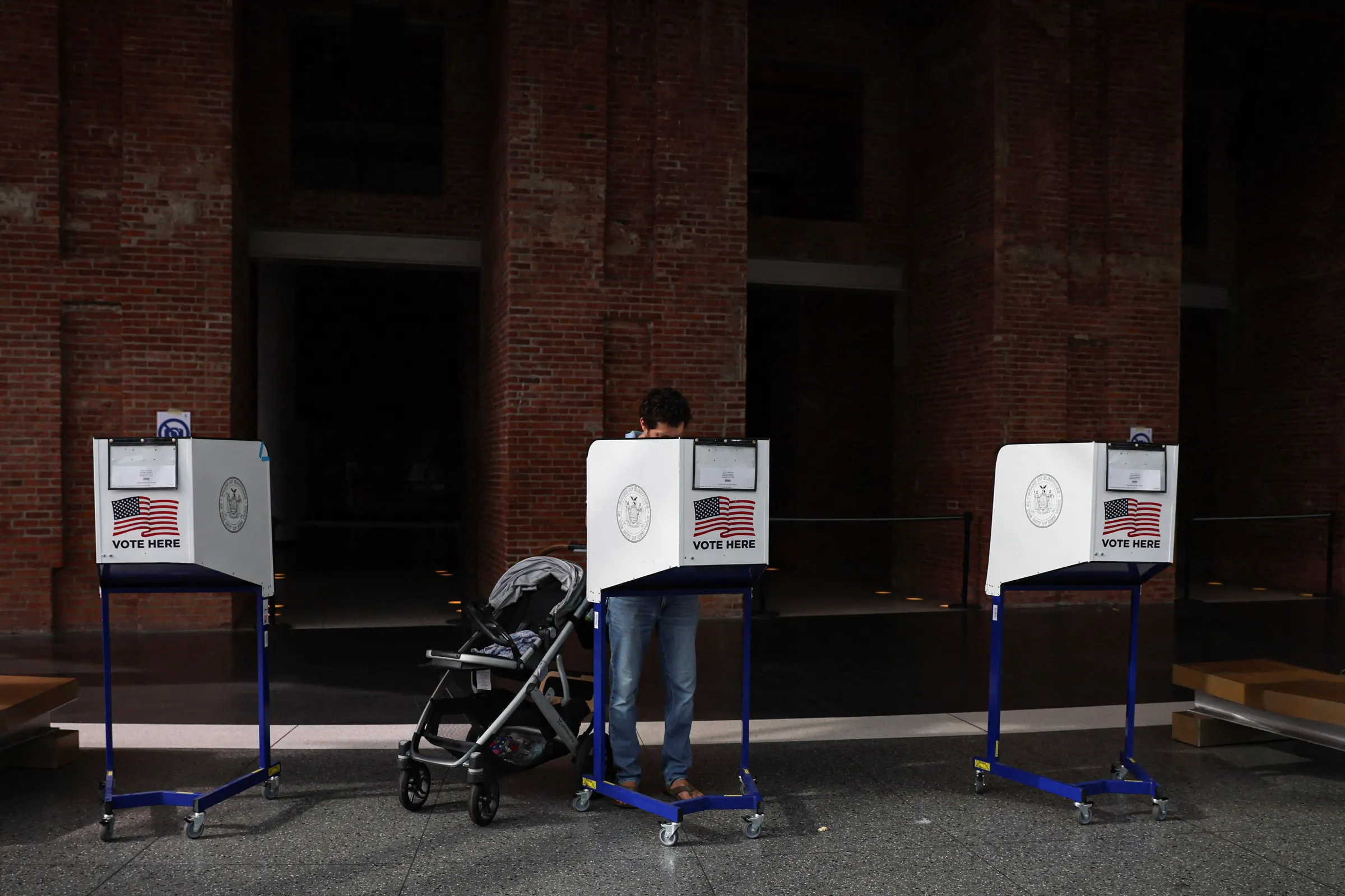 A voter fills out a ballot for New York's primary election at a polling station in Brooklyn, New York City, New York, U.S., August 23, 2022. REUTERS/Brendan McDermid