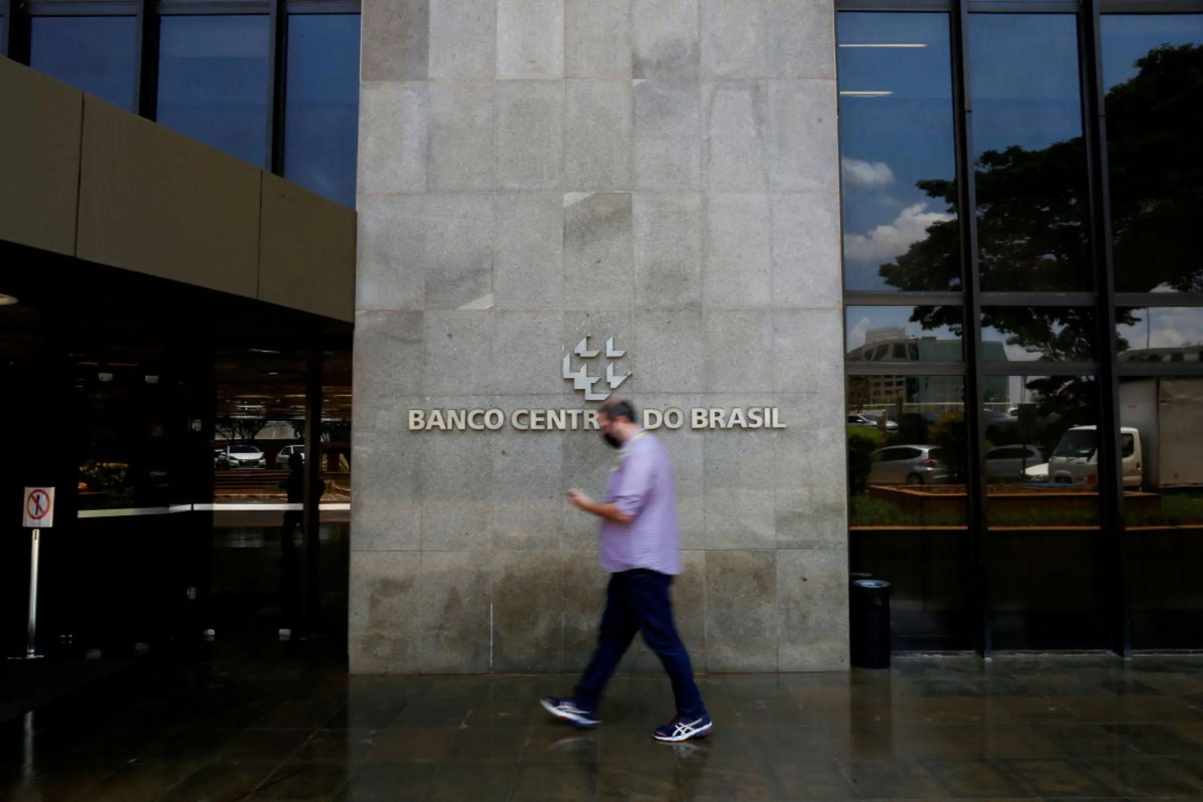 A man walks in front the Central bank headquarters building in Brasilia, Brazil October 4, 2021. REUTERS/Adriano Machado