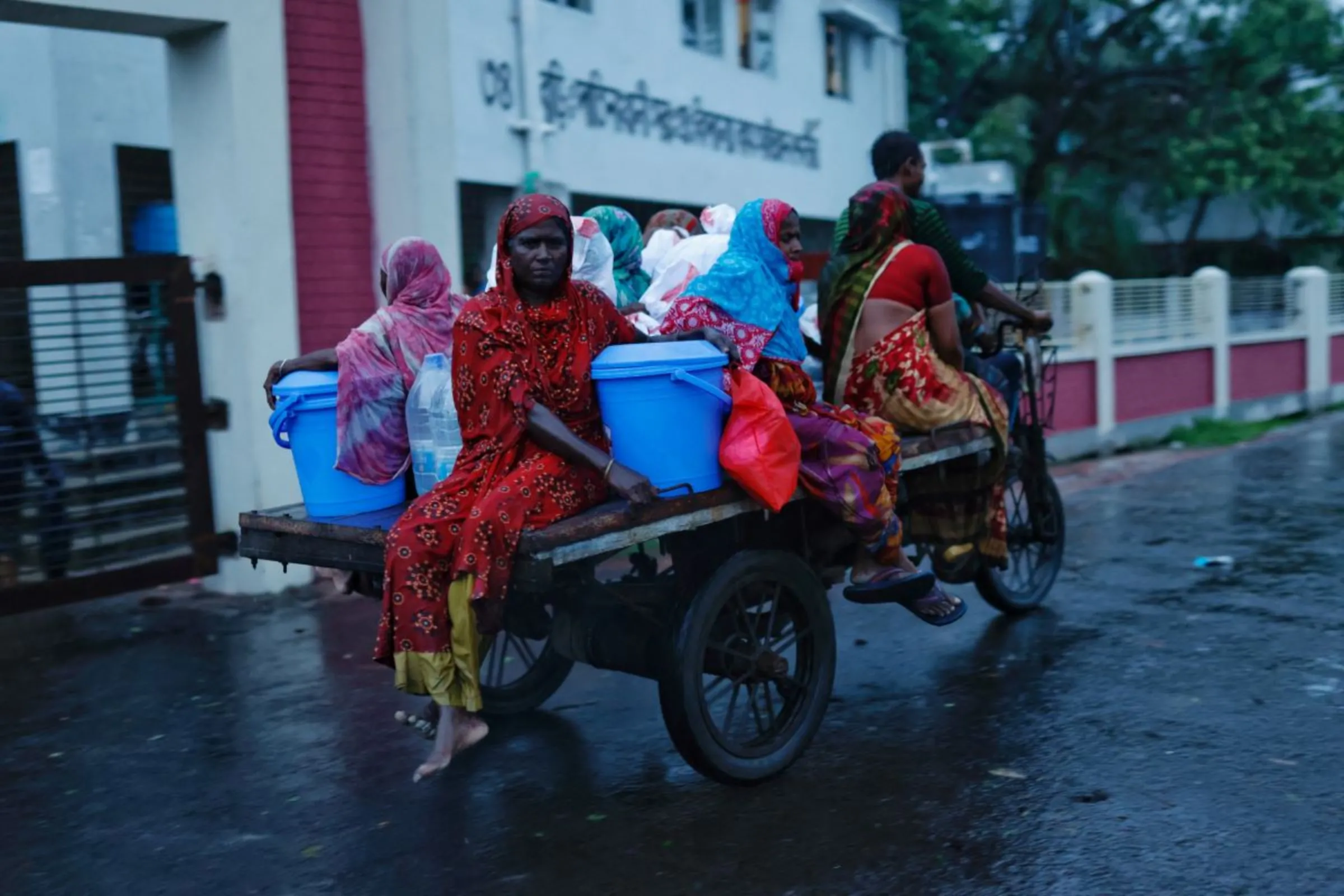 People move with their belongings to the cyclone shelter in Satkhira, Bangladesh, May 26, 2024. REUTERS/Mohammad Ponir Hossain