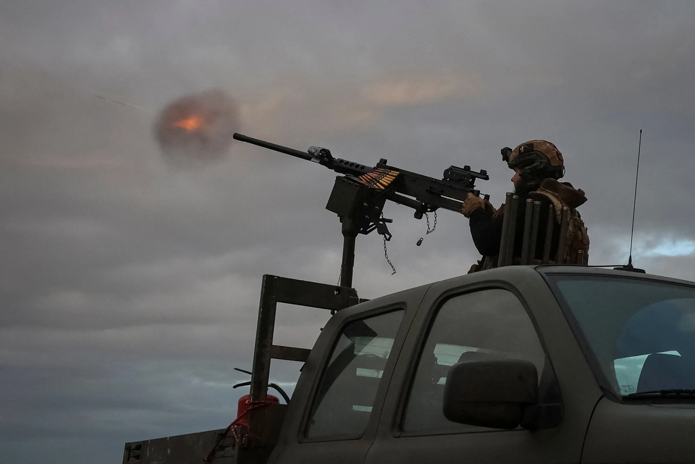 A Ukrainian Armed Forces serviceman fires a machine gun on the front line, amid Russia's attack on Ukraine, in the Donetsk region, Ukraine October 20, 2025. REUTERS/Anatolii Stepanov