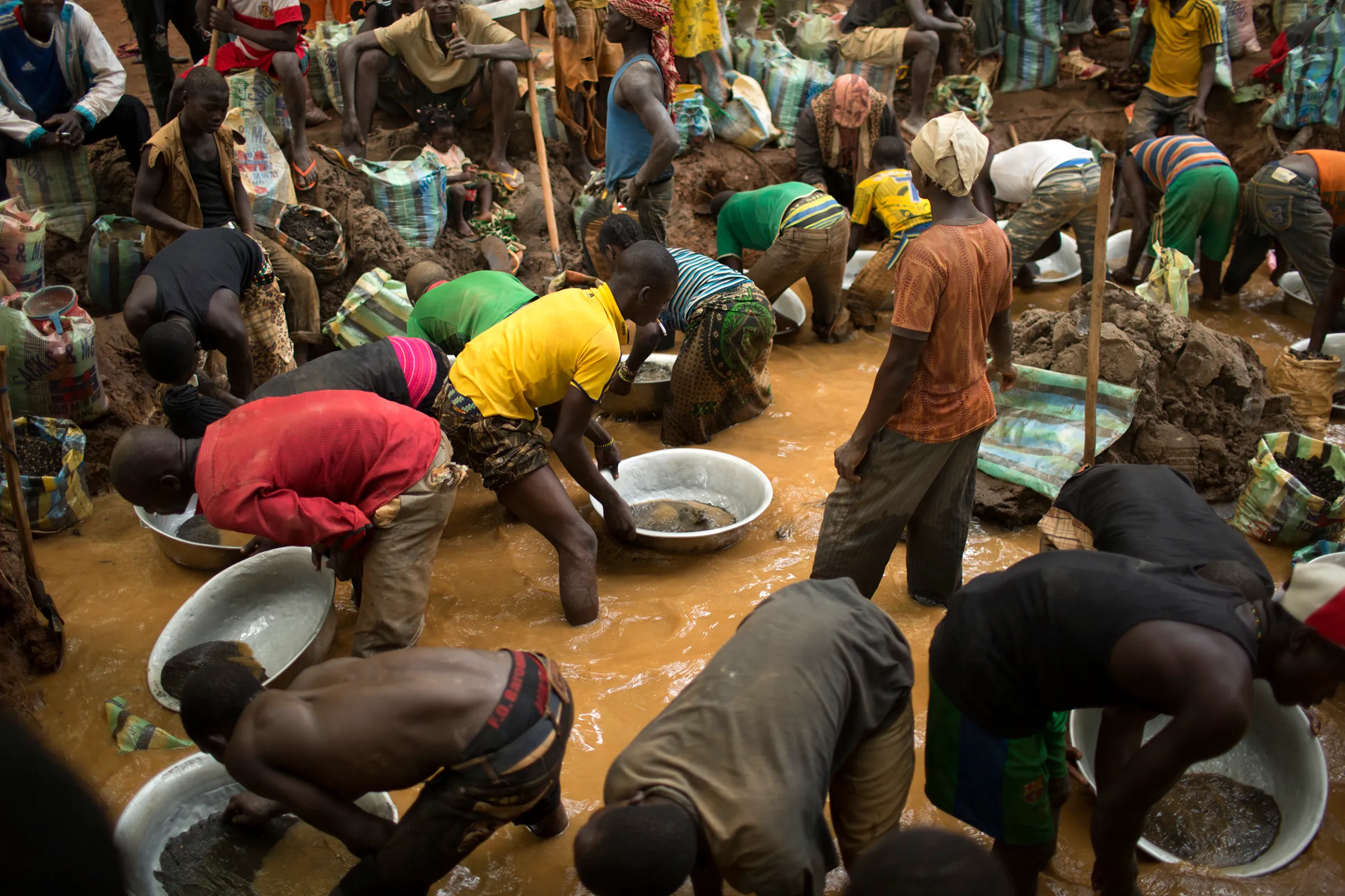 Prospectors in Central African Republic pan for gold near the Ndassima gold mine, north of Bambari, May 9, 2014. REUTERS/Siegfried Modola