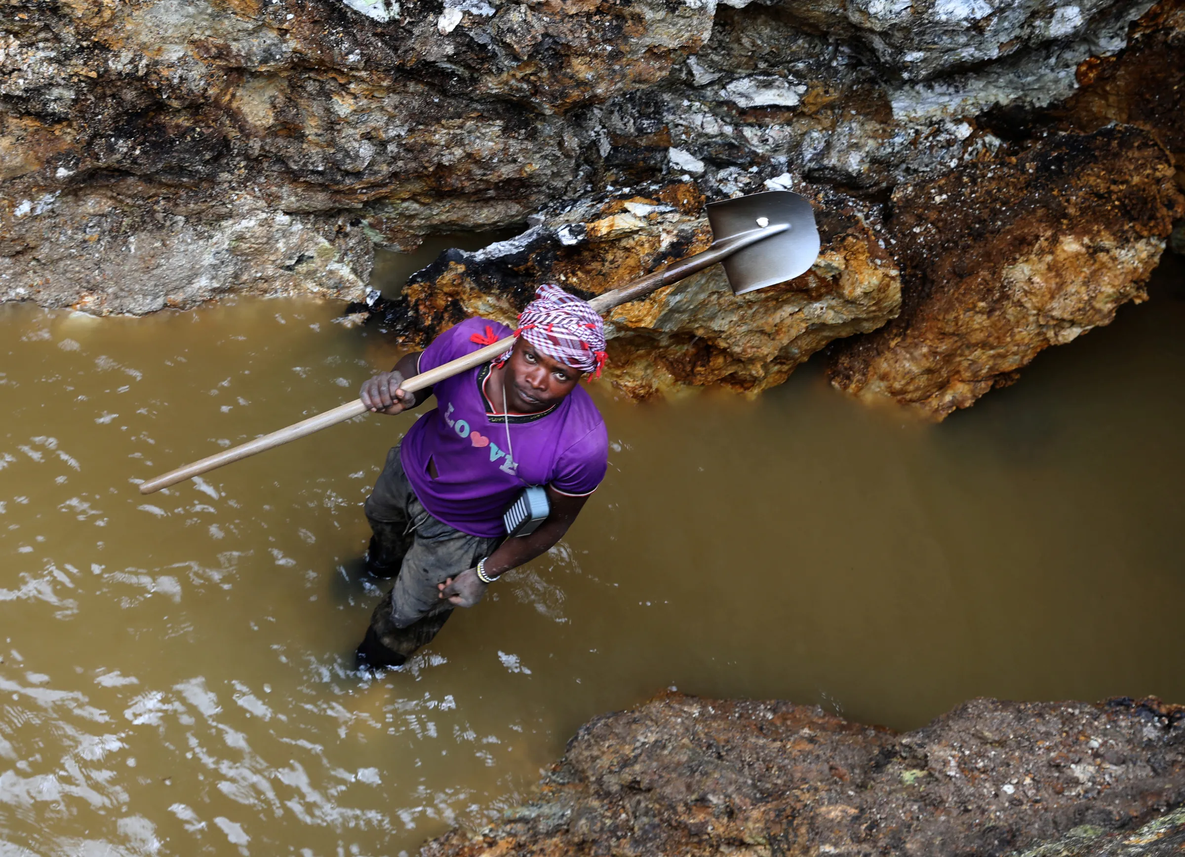 A miner works in a coltan mine in Rukunda, Masisi territory, North Kivu Province of Democratic Republic of Congo, December 2, 2018. REUTERS/Goran Tomasevic