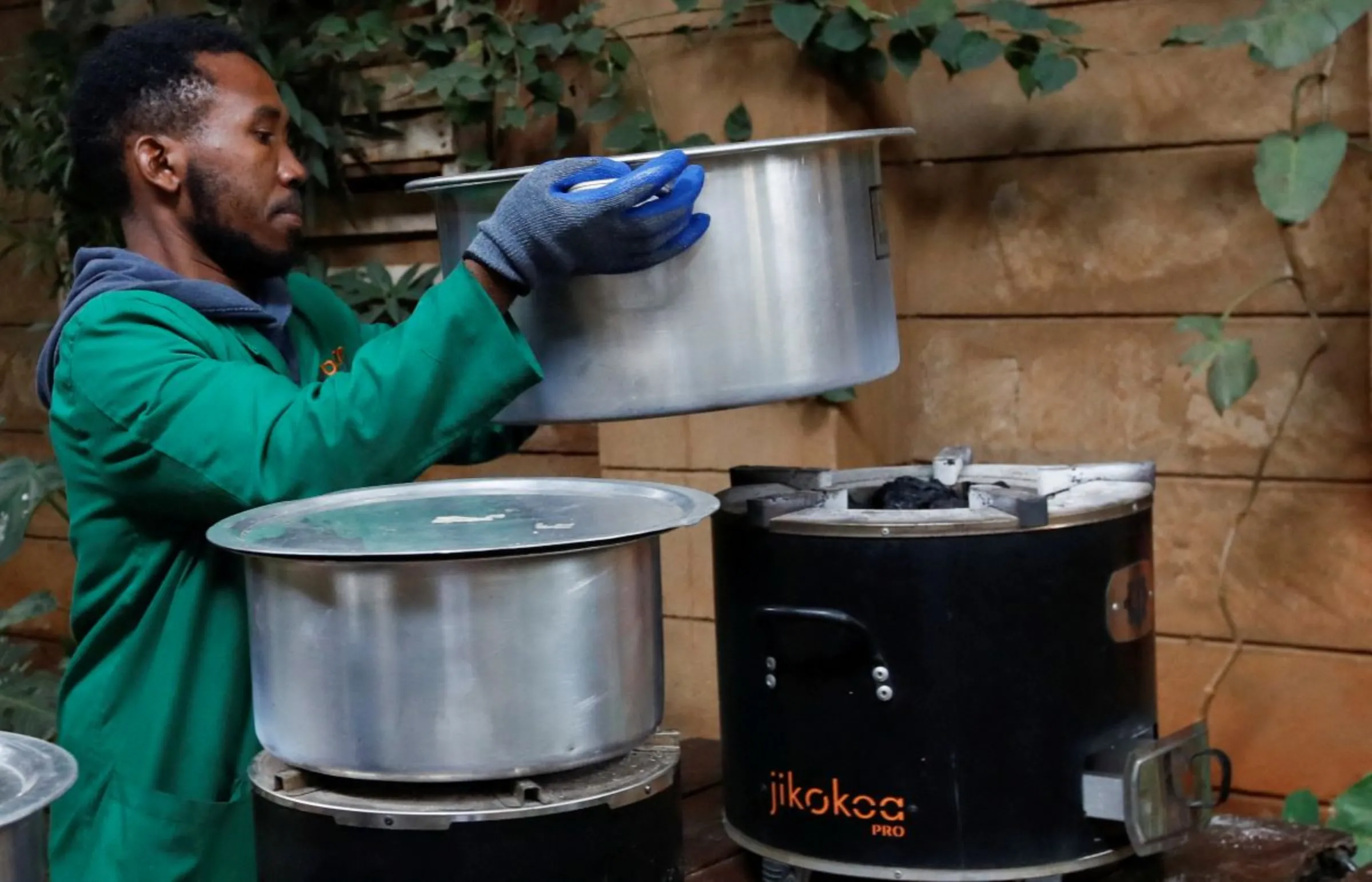 A worker performs a demonstration of clean cookstoves in the Ruiru area of Kiambu County, Kenya, July 27, 2023. REUTERS/Monicah Mwangi