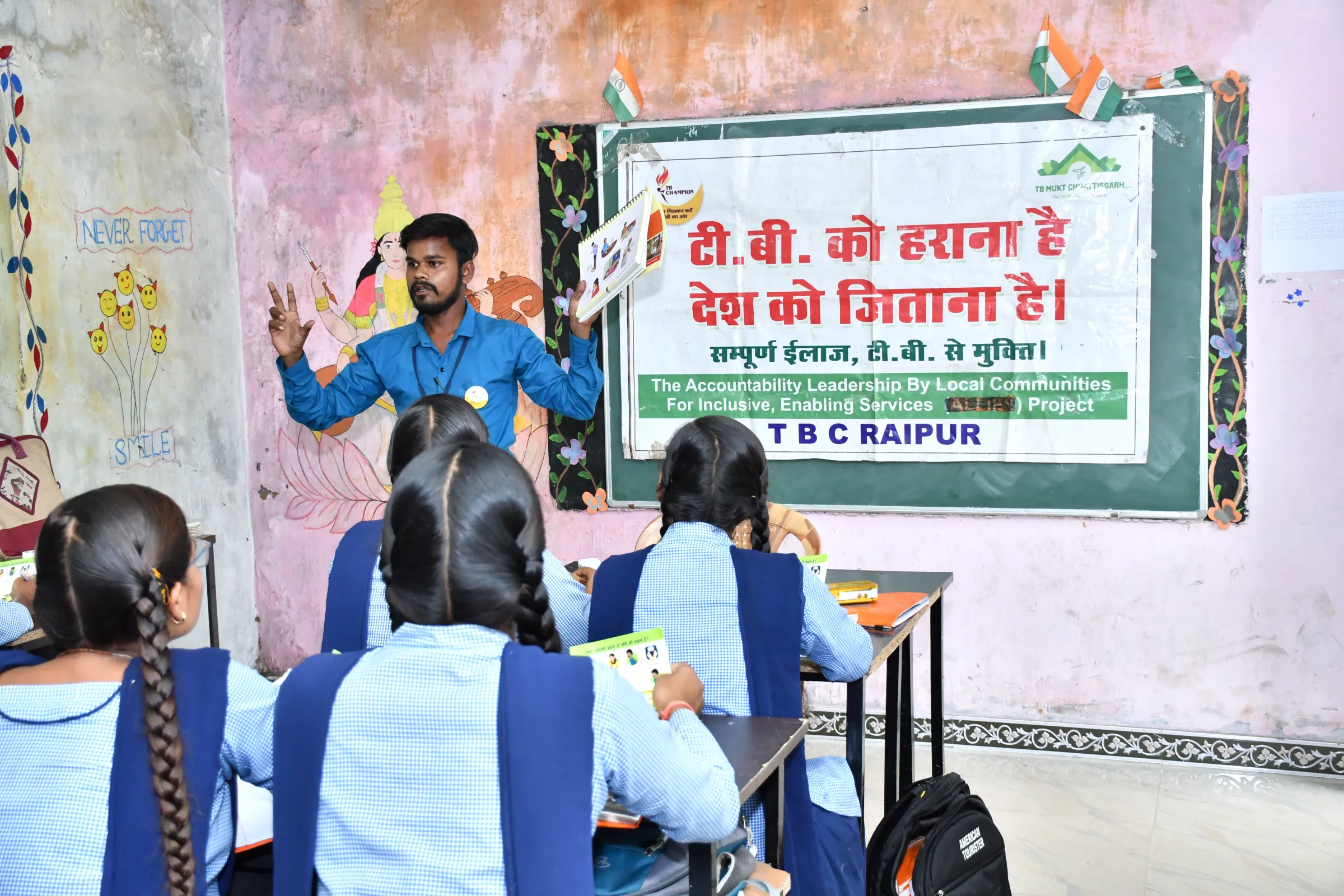 A TB 'Champion' educates school students about TB in Raipur, Chhattisgarh.