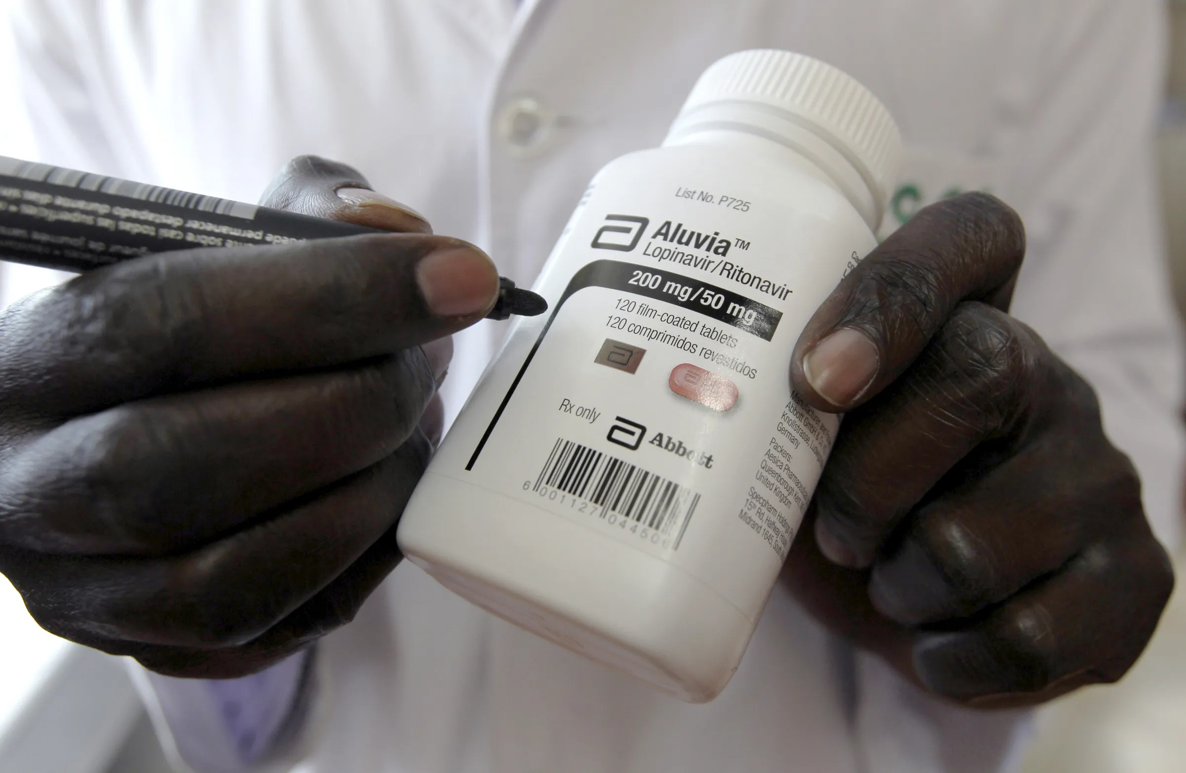 A pharmasist dispenses anti-retroviral (ARV) drugs at a hospital in Nairobi, Kenya. September 10, 2015.  REUTERS/Thomas Mukoya