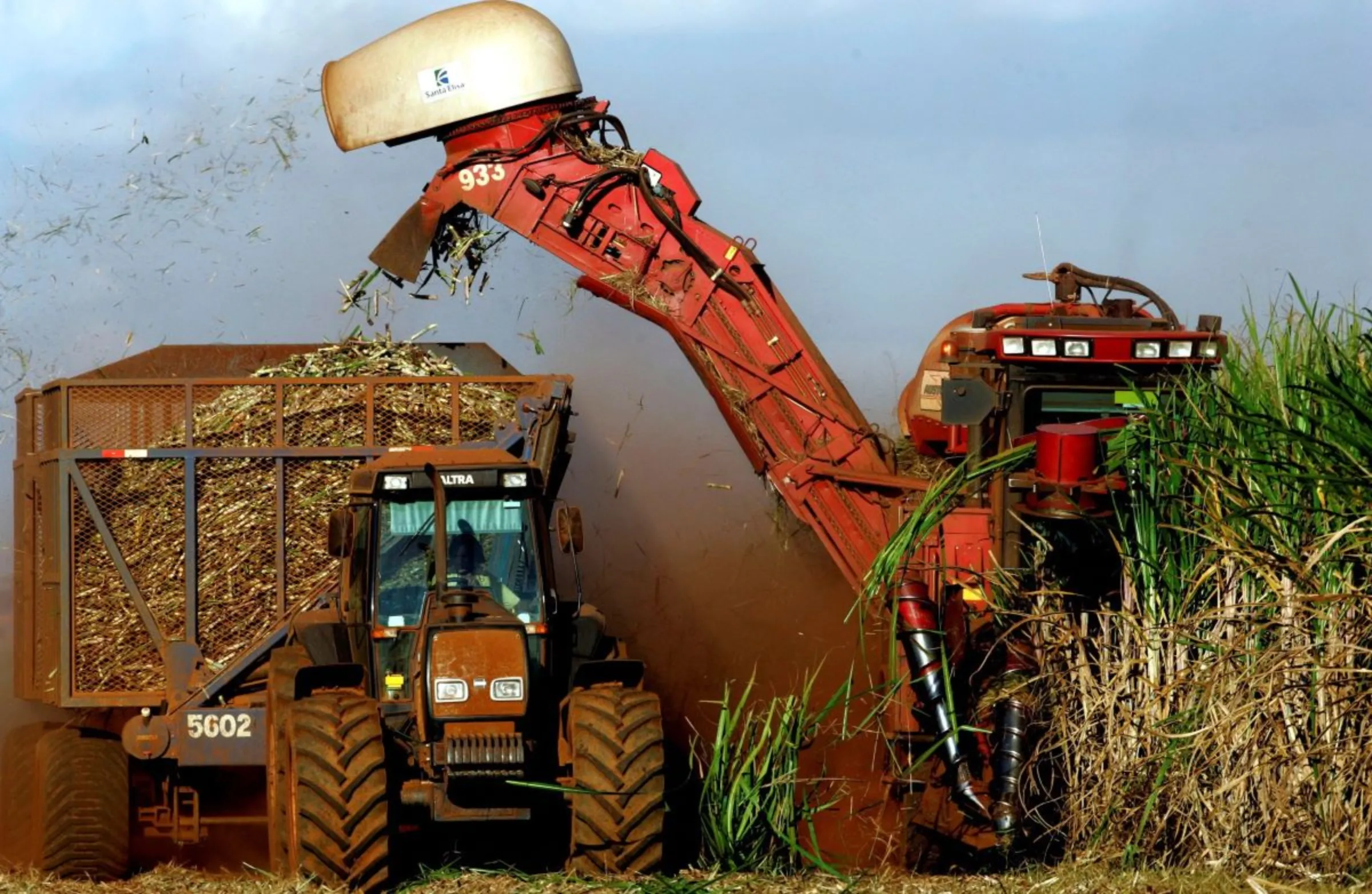 A truck is loaded with sugarcane in Sertaozinho, Sao Paulo, Brazil, April 21, 2007. REUTERS/Paulo Whitaker