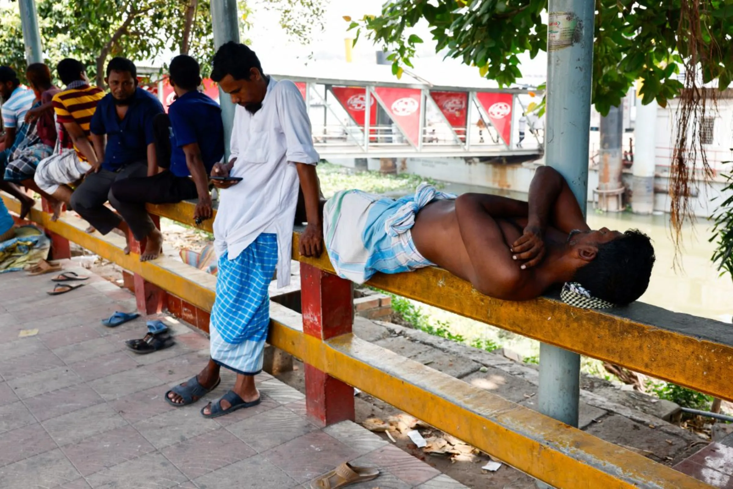 People take rest under a shed during a countrywide heat wave amid power cuts in Dhaka, Bangladesh, June 6, 2023.REUTERS/Mohammad Ponir Hossain