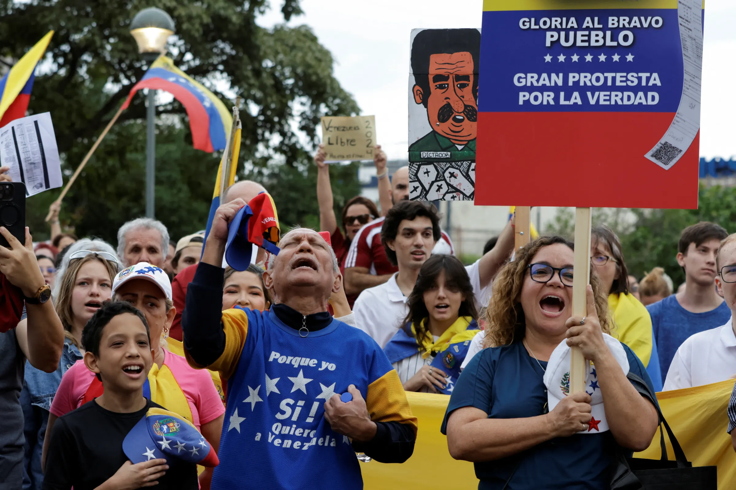 Venezuelan opposition supporters sing during a global protest amid Venezuela's disputed presidential election, in San Jose, Costa Rica, August 17, 2024. REUTERS/Mayela Lopez