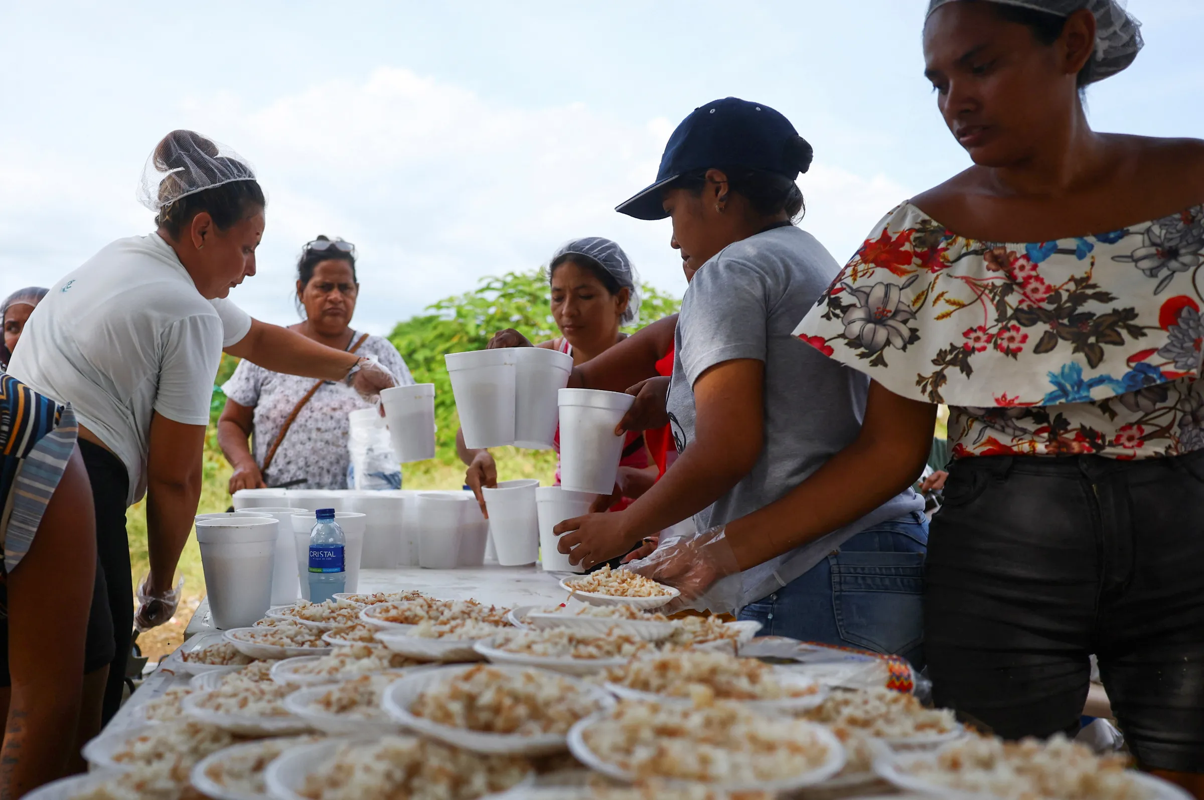 Women serve food in Riohacha, Colombia December 2, 2024. REUTERS/Luisa Gonzalez