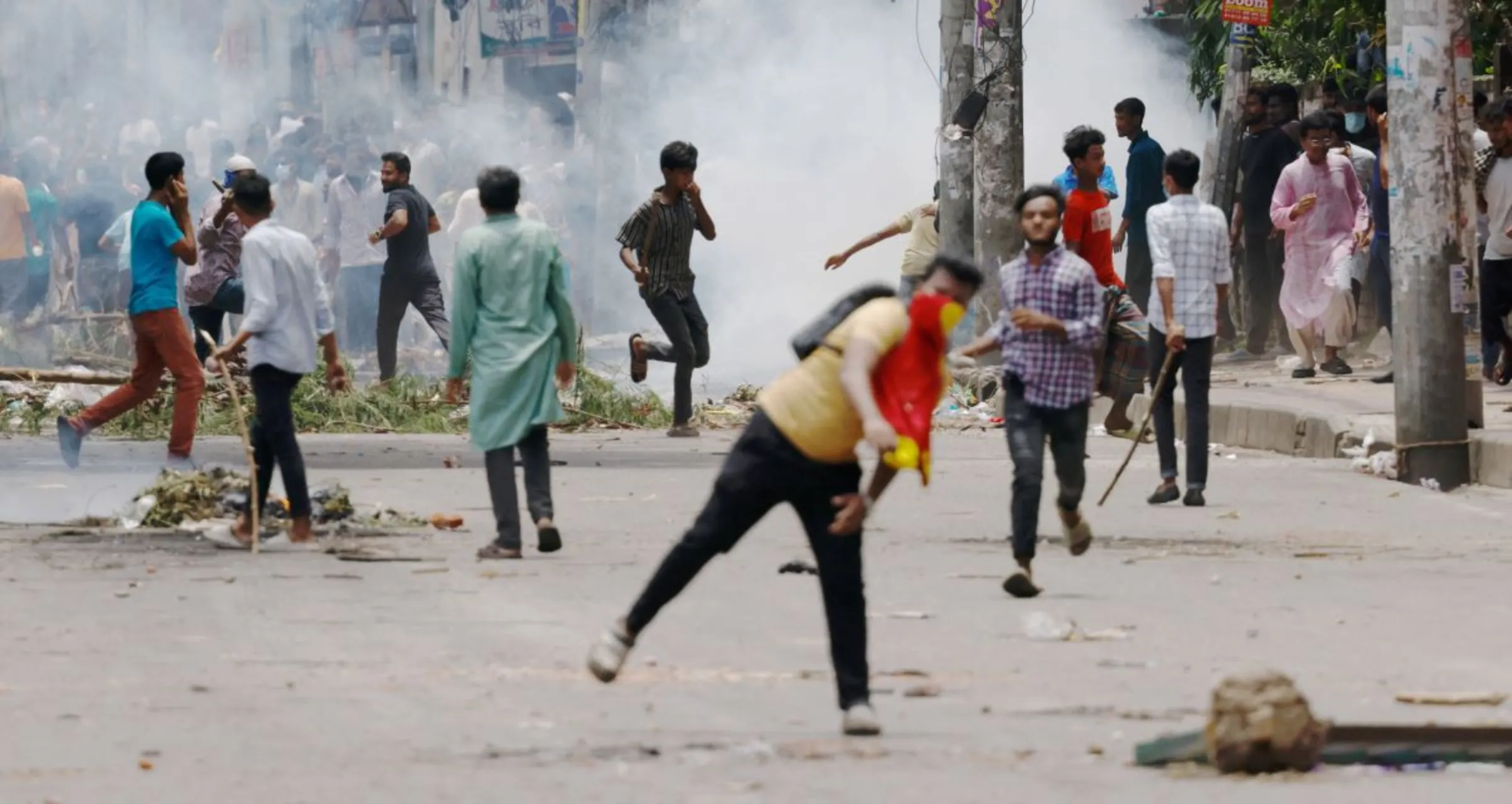 Protesters clash with Border Guard Bangladesh and the policeas violence erupts across the country after anti-quota protests by students, in Dhaka, Bangladesh, July 19, 2024. REUTERS/Mohammad Ponir Hossain
