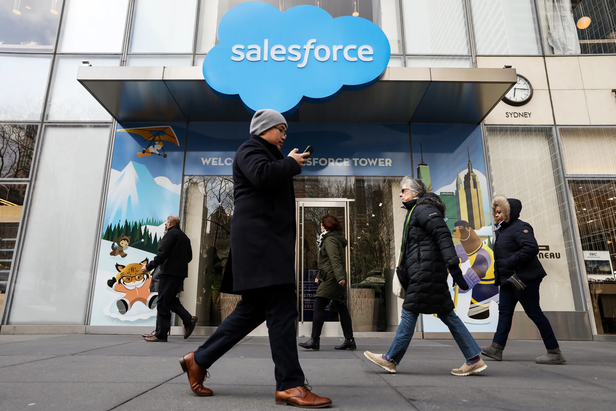 People pass by the Salesforce Tower and Salesforce.com offices in New York City, U.S., March 7, 2019. REUTERS/Brendan McDermid