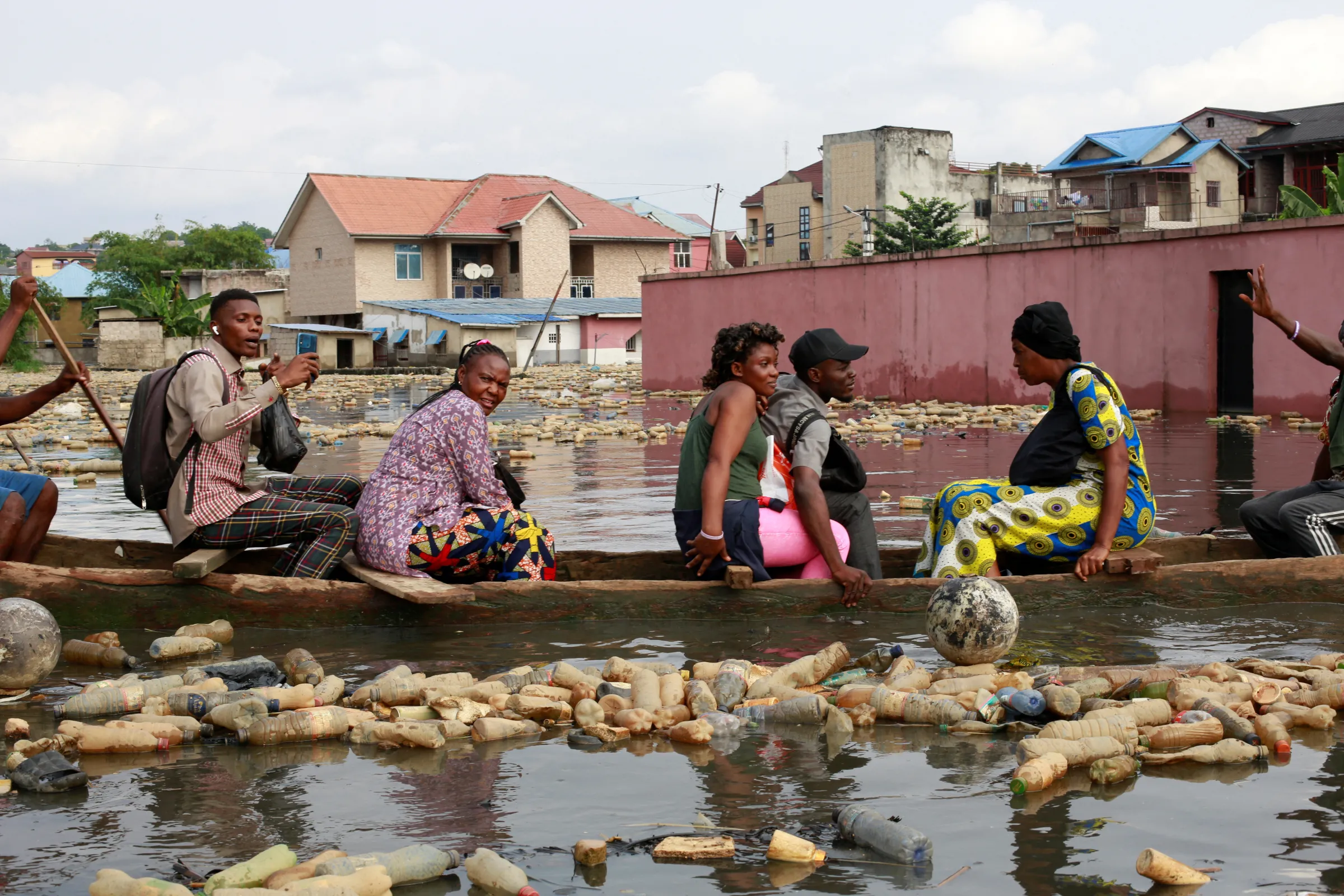 People use a boat to move after the Congo River rises to its highest level, causing flooding in Kinshasa, Democratic Republic of Congo January 10, 2024.REUTERS/Justin Makangara