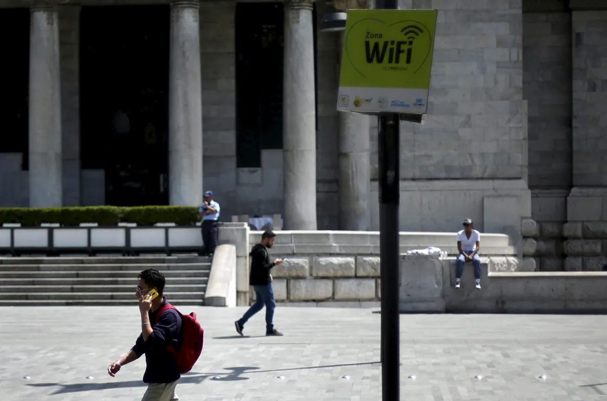 People use their cell phones at a wifi zone in Mexico City, October 8, 2015. REUTERS/Edgard Garrido