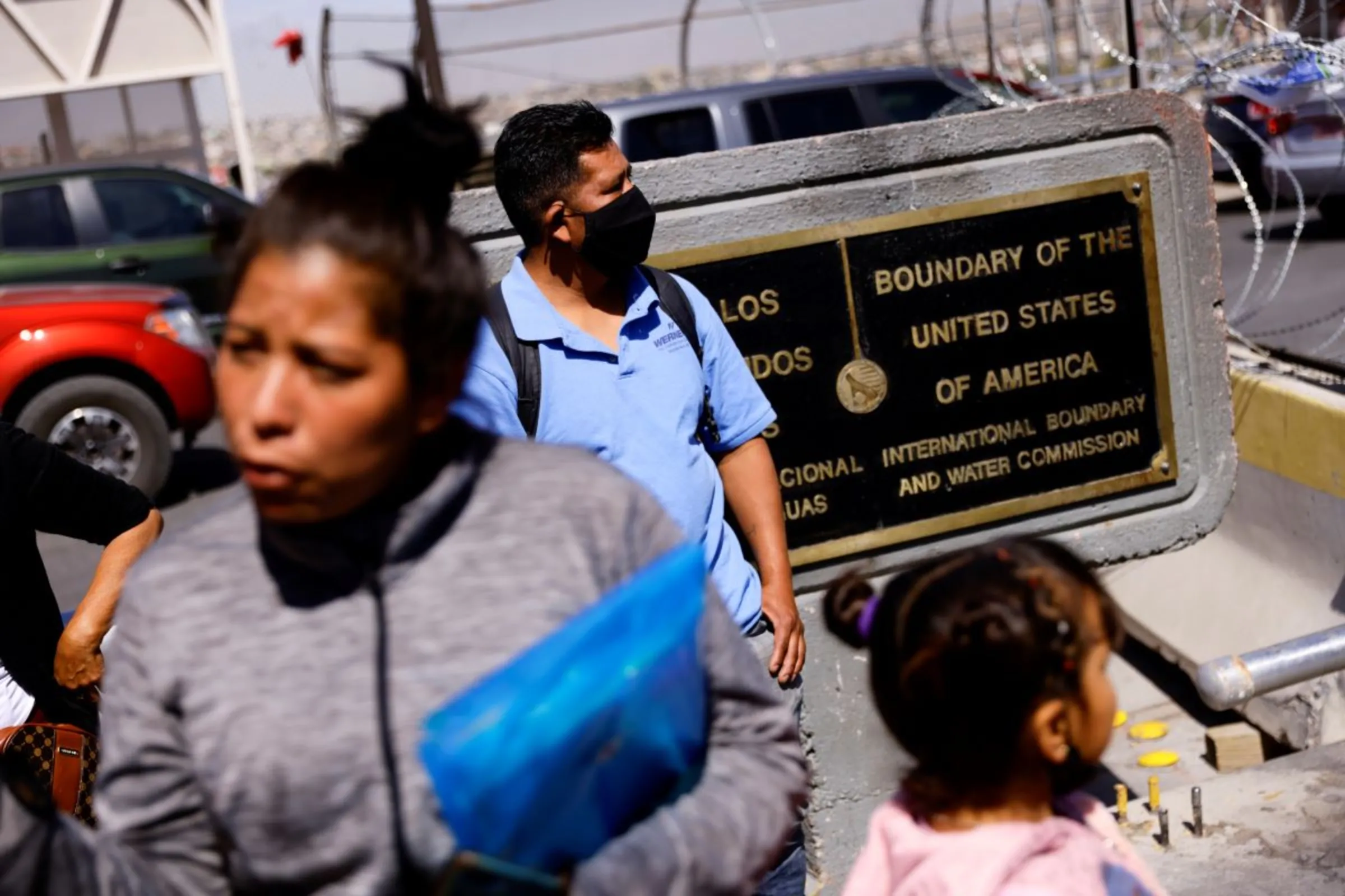 Asylum-seeking migrants wait at the Paso del Norte International Bridge to request information about their asylum in the United States, in Ciudad Juarez, Mexico May 23, 2022. REUTERS/Jose Luis Gonzalez