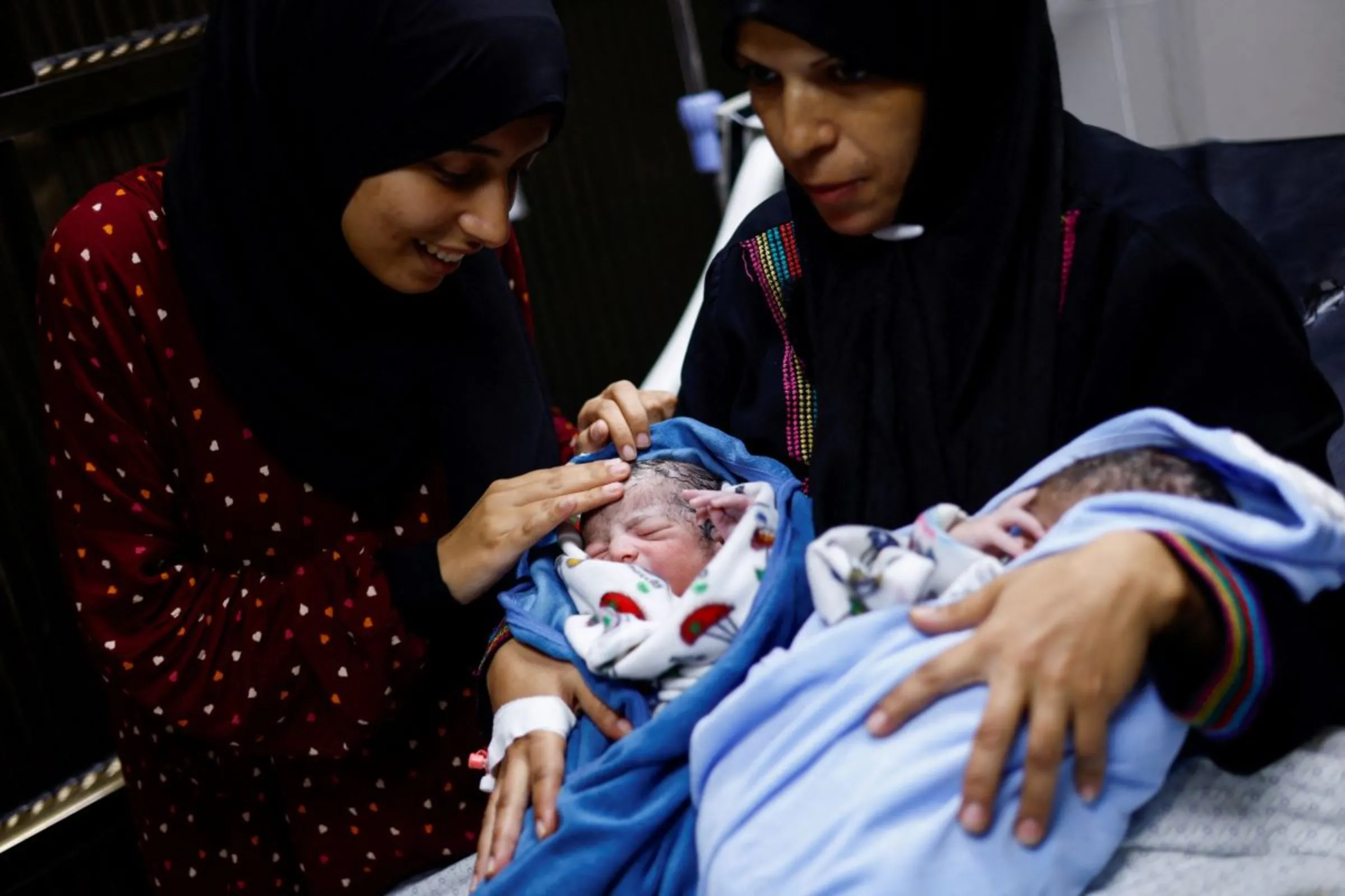 A Palestinian woman holds her newborn twins at Nasser hospital, in Khan Younis in the southern Gaza Strip, Nov. 2, 2023. REUTERS/Mohammed Salem