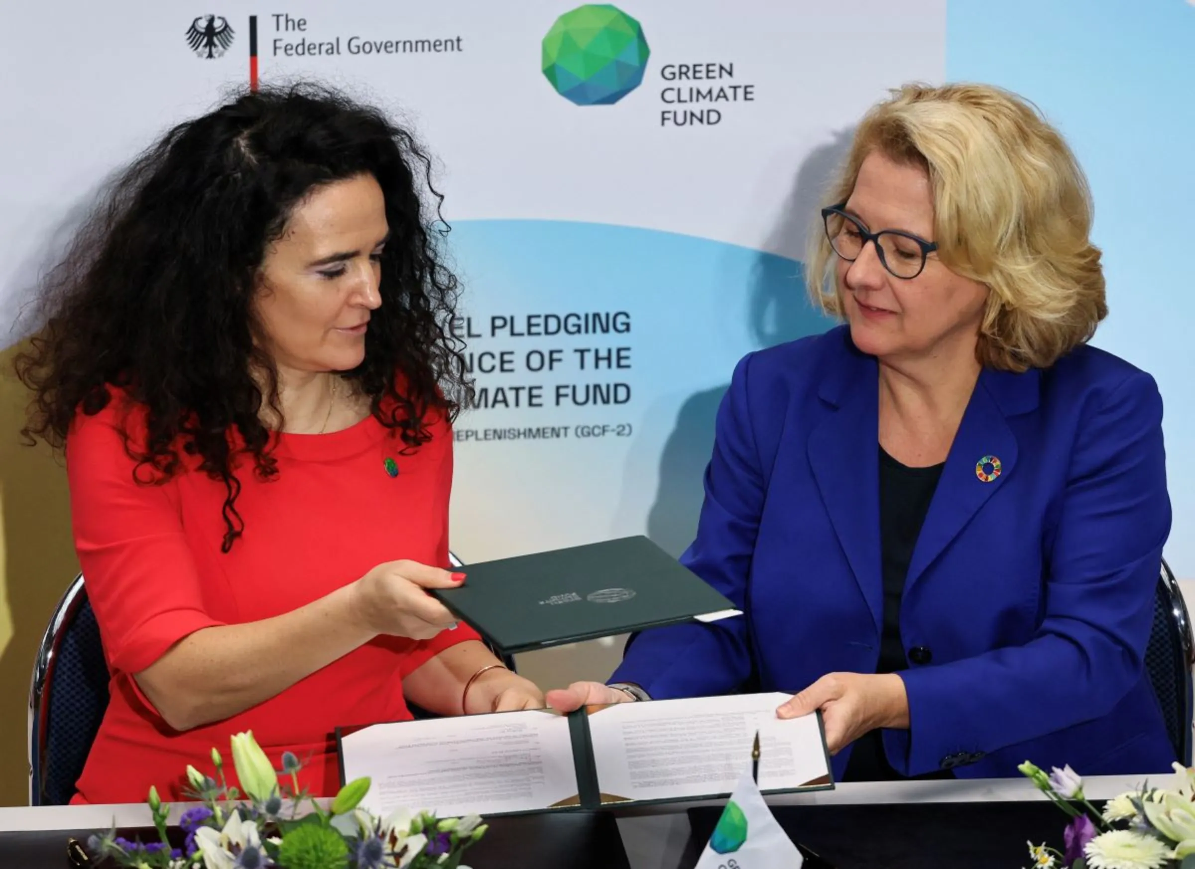 Mafalda Duarte, the executive director of the Green Climate Fund (GCF) and German Economic Cooperation and Development Minister Svenja Schulze exchange a treaty during a signing ceremony ensuring developing countries raise and realise their climate ambitions ahead of C0P28 when countries will respond to the Global Stocktake and closing the gaps to 2030, in Bonn, Germany, October 5, 2023. REUTERS/Wolfgang Rattay