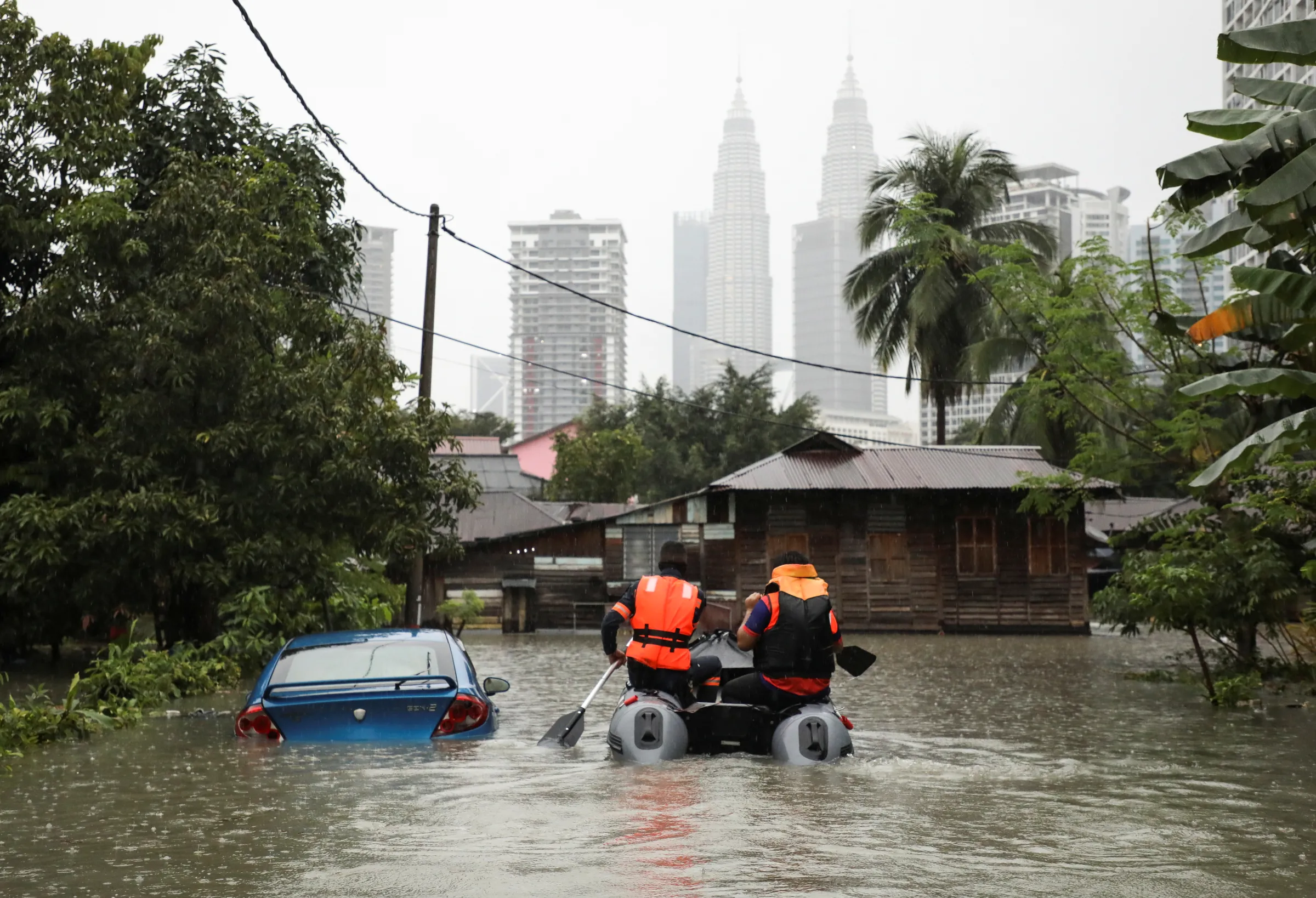 Malaysia Civil Defence Force members ride a boat to rescue the residents at a flooded area, following heavy rain fall in Kuala Lumpur, Malaysia, March 7, 2022. REUTERS / Hasnoor Hussain