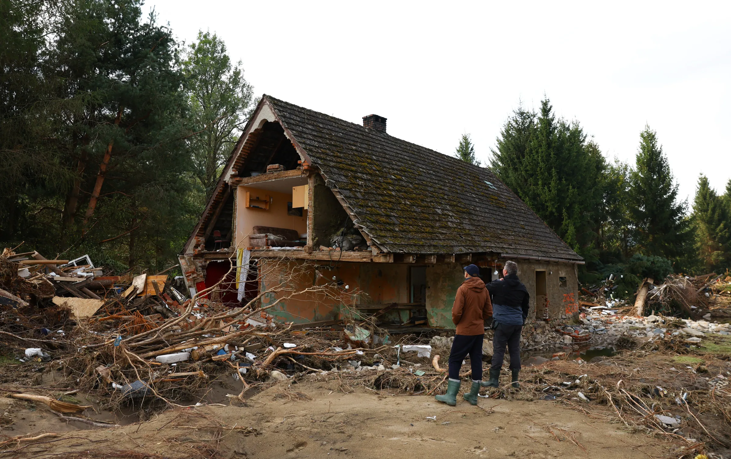 People look at a house destroyed by the flood wave of Biała Ladecka river, aftermath of flooding in Ladek Zdroj, Poland, September 19, 2024. REUTERS/Kacper Pempel