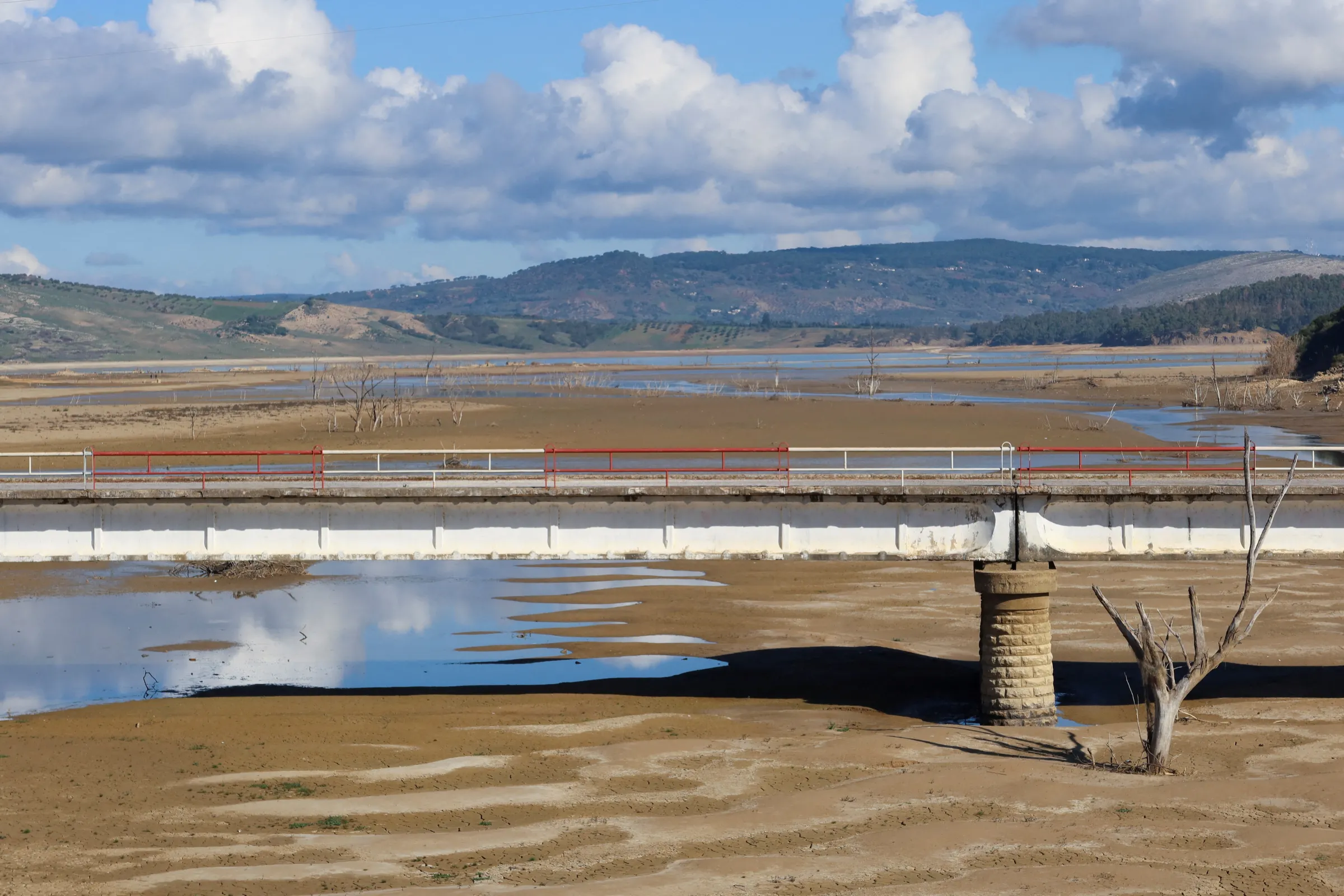 A view shows a bridge over Sidi El Barrak dam with depleted levels of water, in Nafza, west of the capital Tunis, Tunisia, January 7, 2023. REUTERS/Jihed Abidellaoui