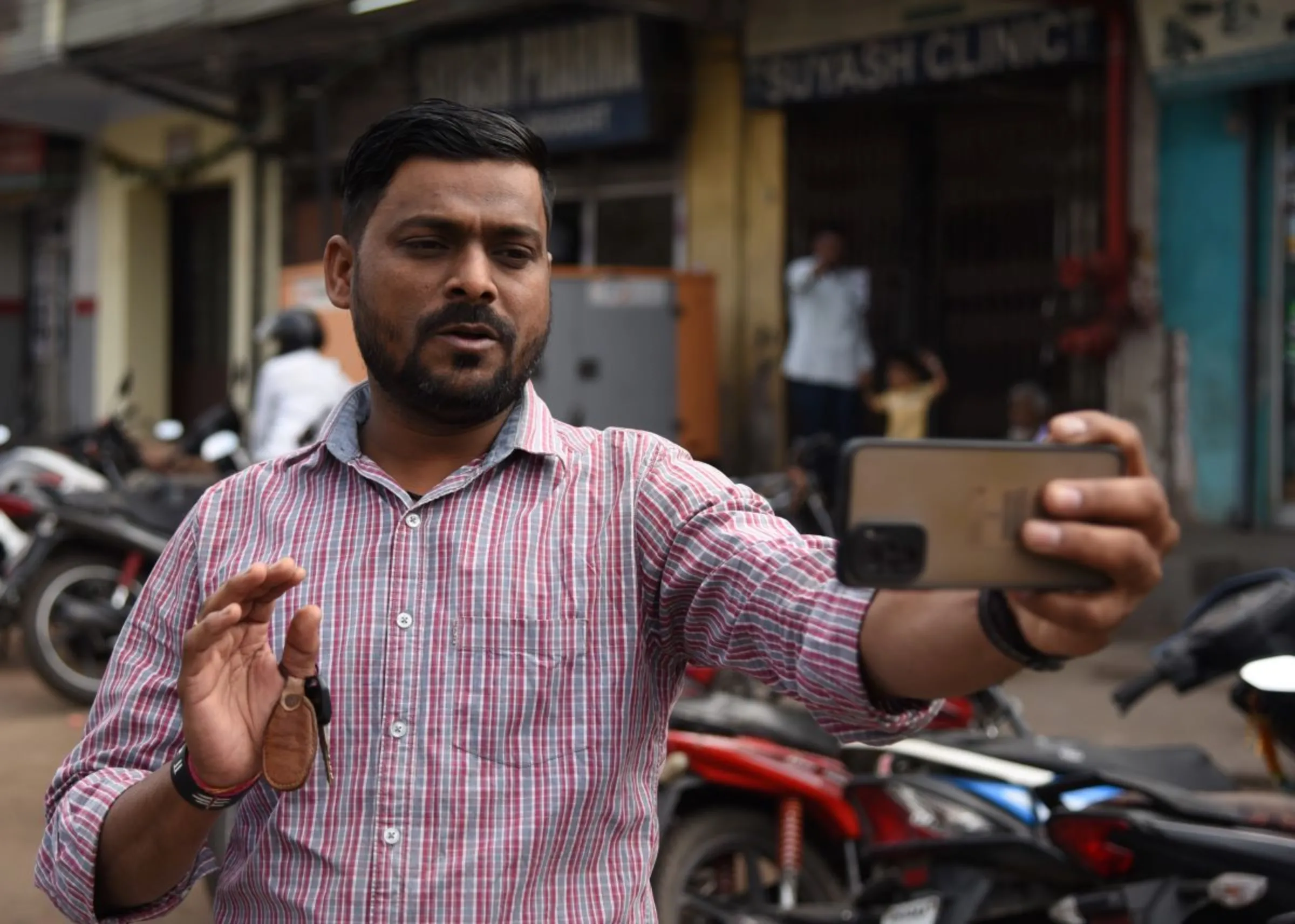 Lalji Kurmi records a video for his YouTube channel in Dhanbad, India, on November 11, 2022. Thomson Reuters Foundation/Tanmoy Bhaduri