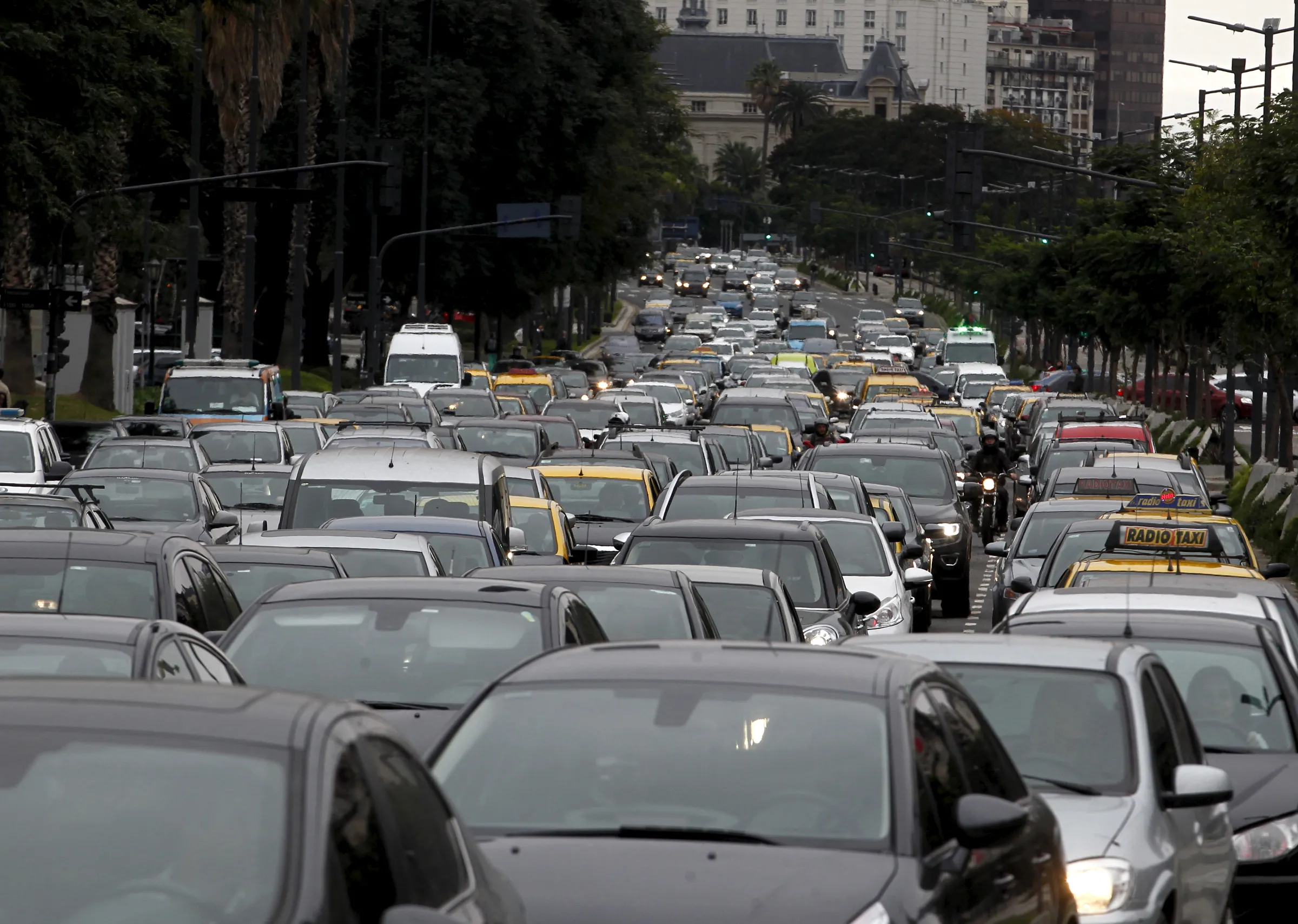 Vehicles are pictured in a traffic jam  in Buenos Aires, Argentina, June 9, 2015.  REUTERS/Enrique Marcarian