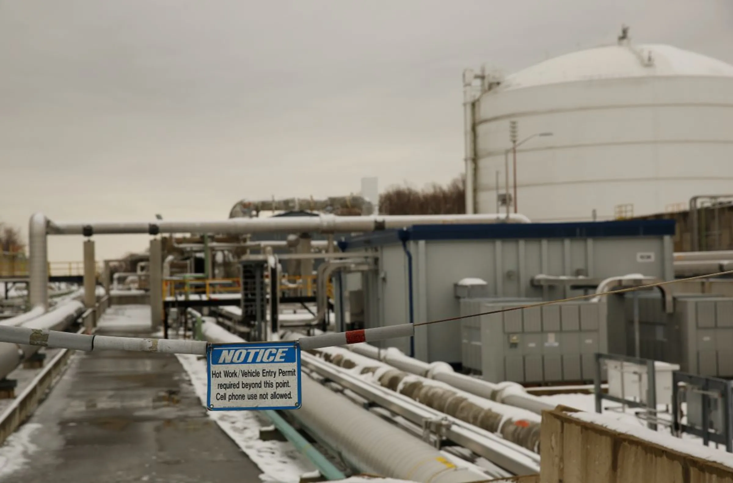 Un panneau d'avertissement au périmètre d'une zone de ligne de transfert est visible au terminal de gaz naturel liquéfié (GNL) de Dominion Cove Point à Lusby, Maryland, le 18 mars 2014