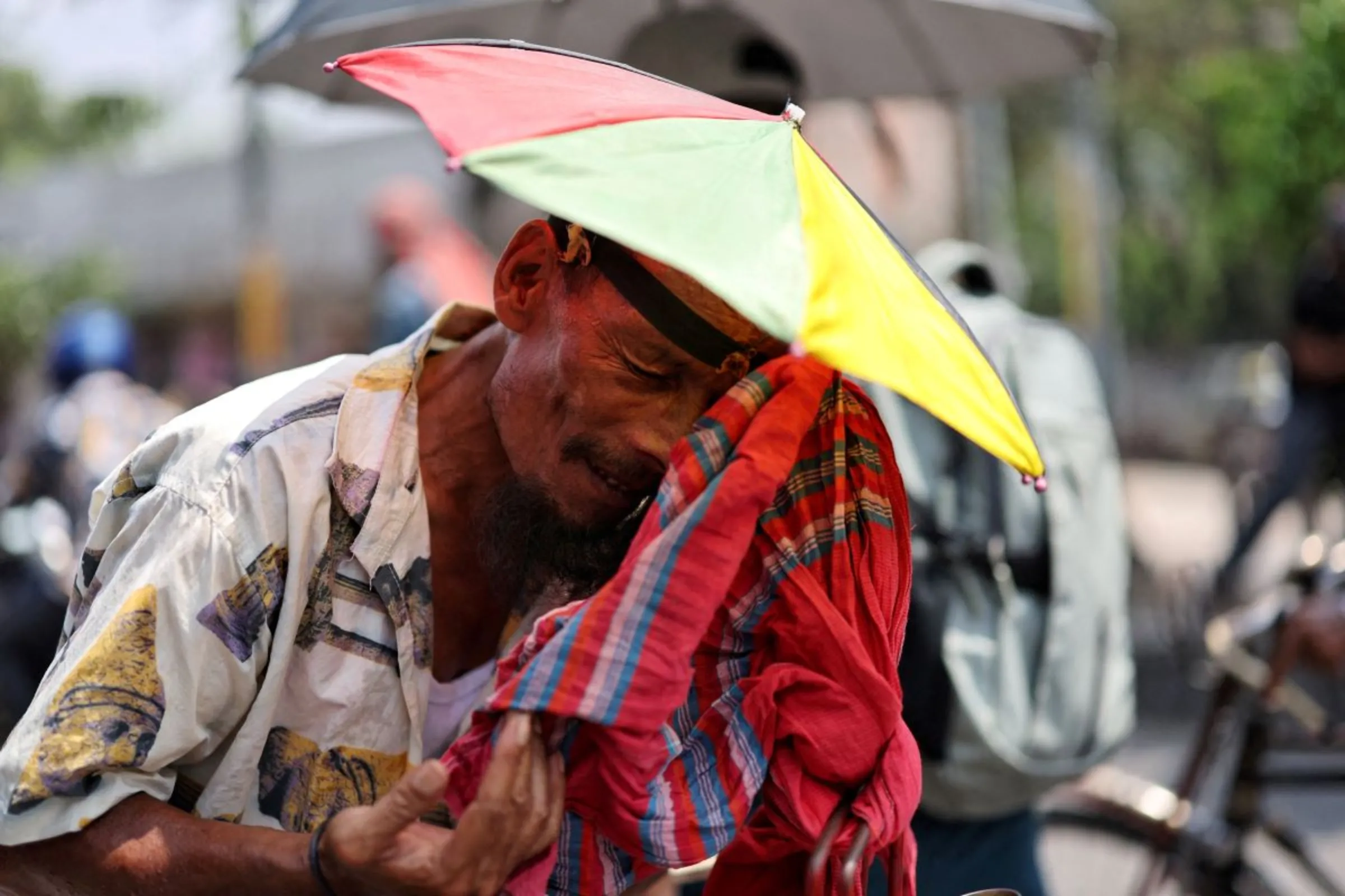 A rickshaw puller wipes sweat with a scarf during the countrywide heatwave in Dhaka, Bangladesh, April 22, 2024. REUTERS/Mohammad Ponir Hossain