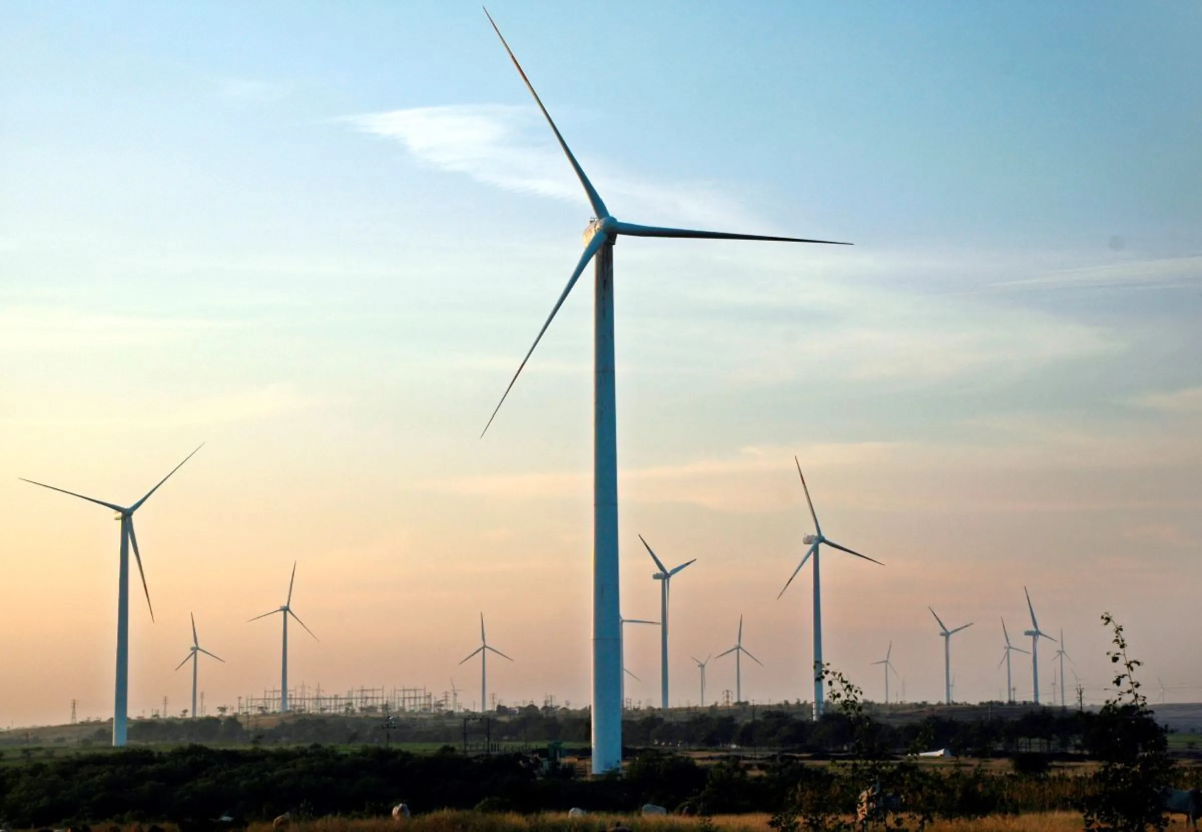 Wind turbines turn in the breeze at Nagaj village in Sangli district in the western Indian state of Maharashtra December 5, 2009