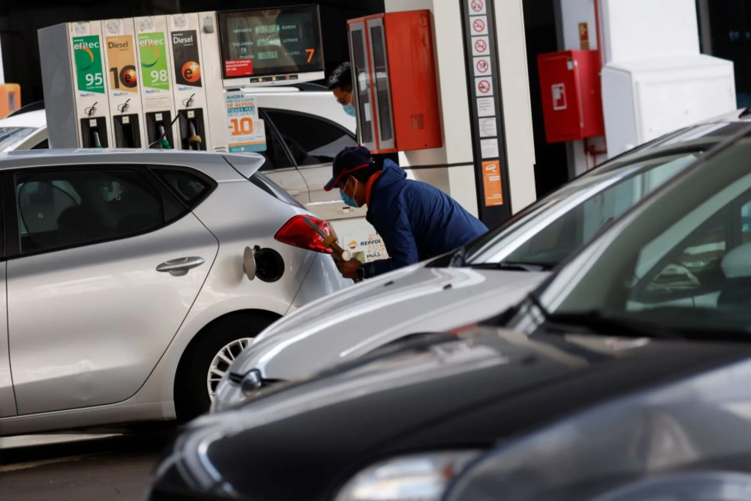 Drivers refuel at a Repsol gas station on the first day of a 20-cent-discount on each litre of fuel set by the Spanish government as part of a package of around 16 billion euros ($17.5 billion) in direct aid and soft loans to help companies and households cope with high energy prices in Madrid, Spain, April 1, 2022. REUTERS/Susana Vera