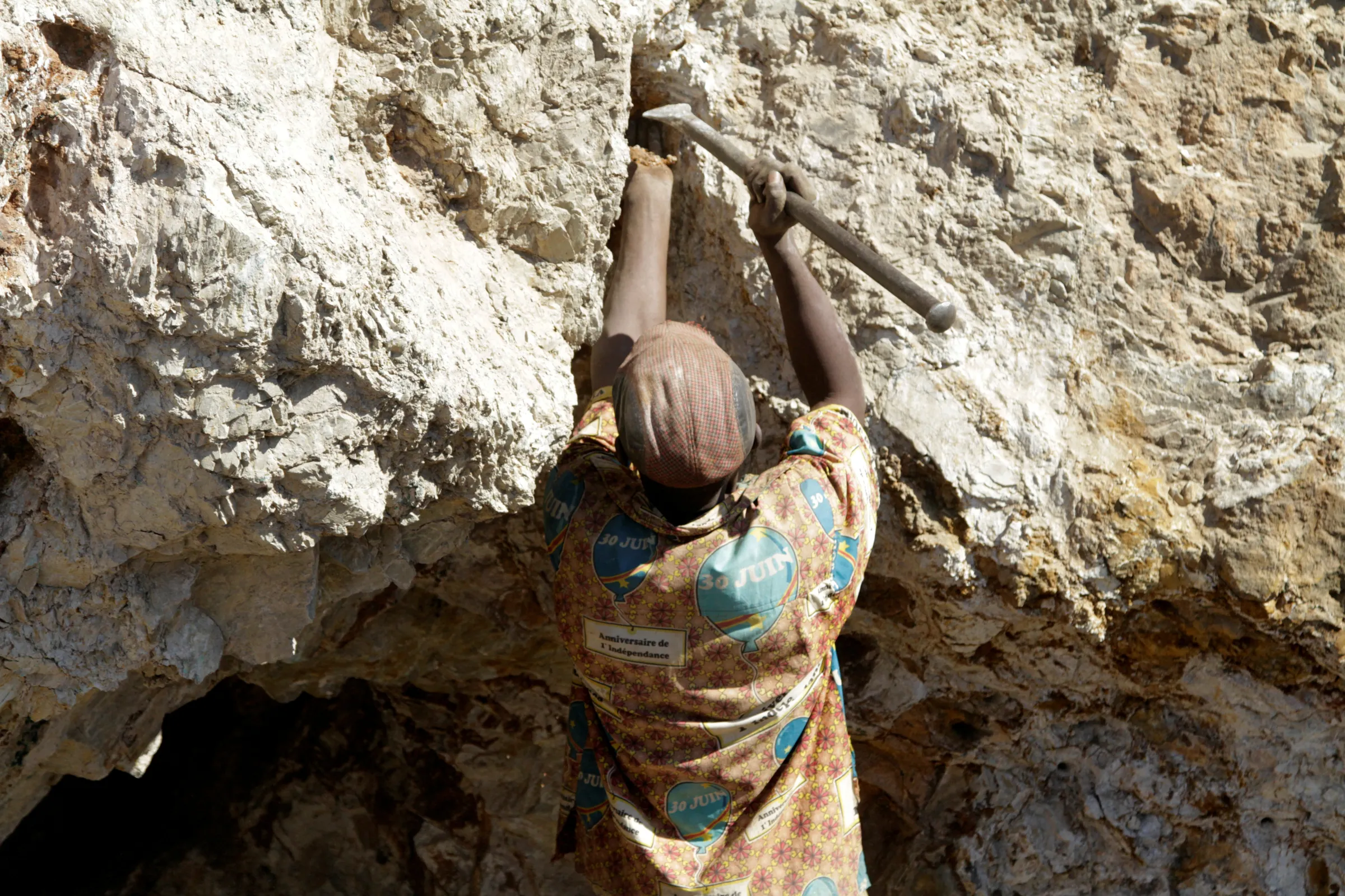 An artisanal miner works at Tilwizembe, a former industrial copper-cobalt mine, outside of Kolwezi, the capital city of Lualaba Province in the south of the Democratic Republic of the Congo, June 11, 2016.  REUTERS/Kenny Katombe