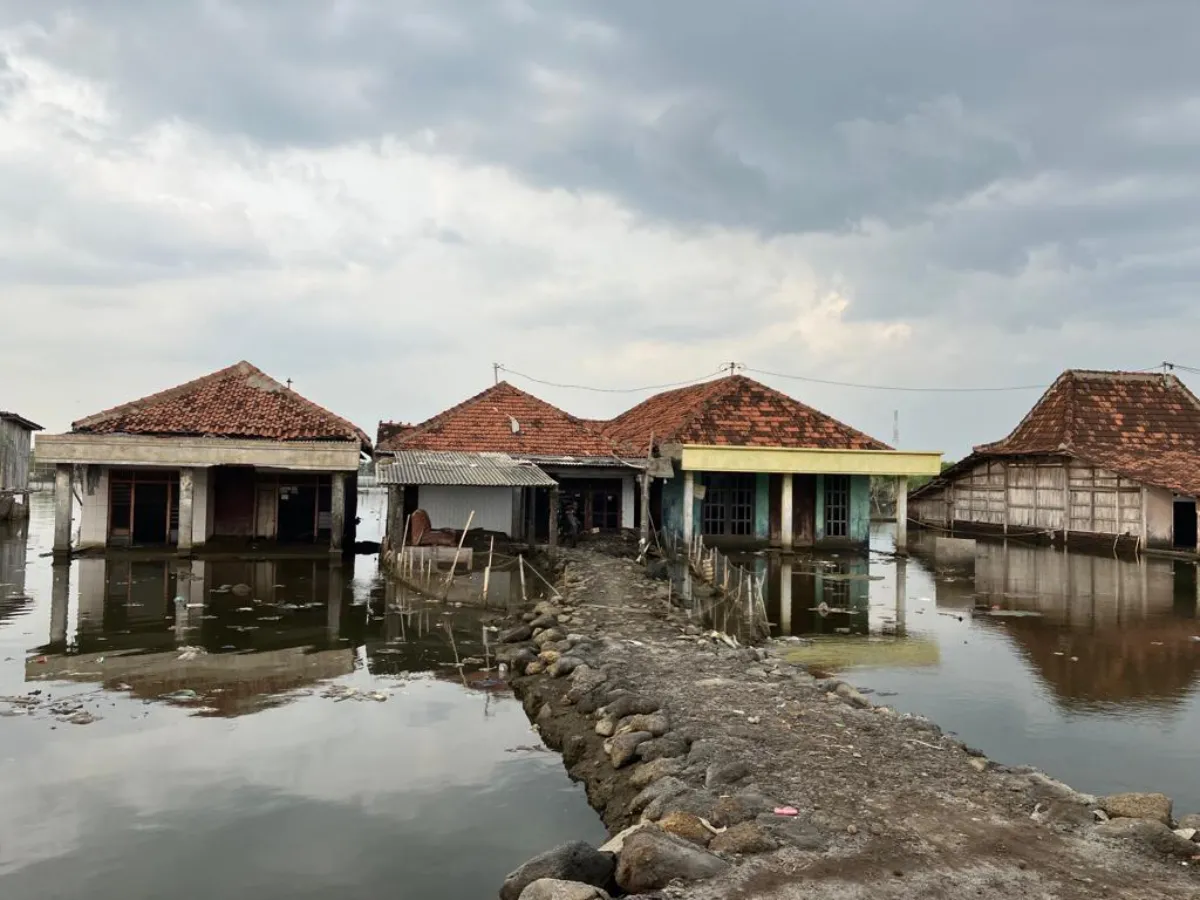 Abandoned homes in in Timbulsloko village in Demak, Indonesia on August 30, 2022. Thomson Reuters Foundation/Michael Taylor