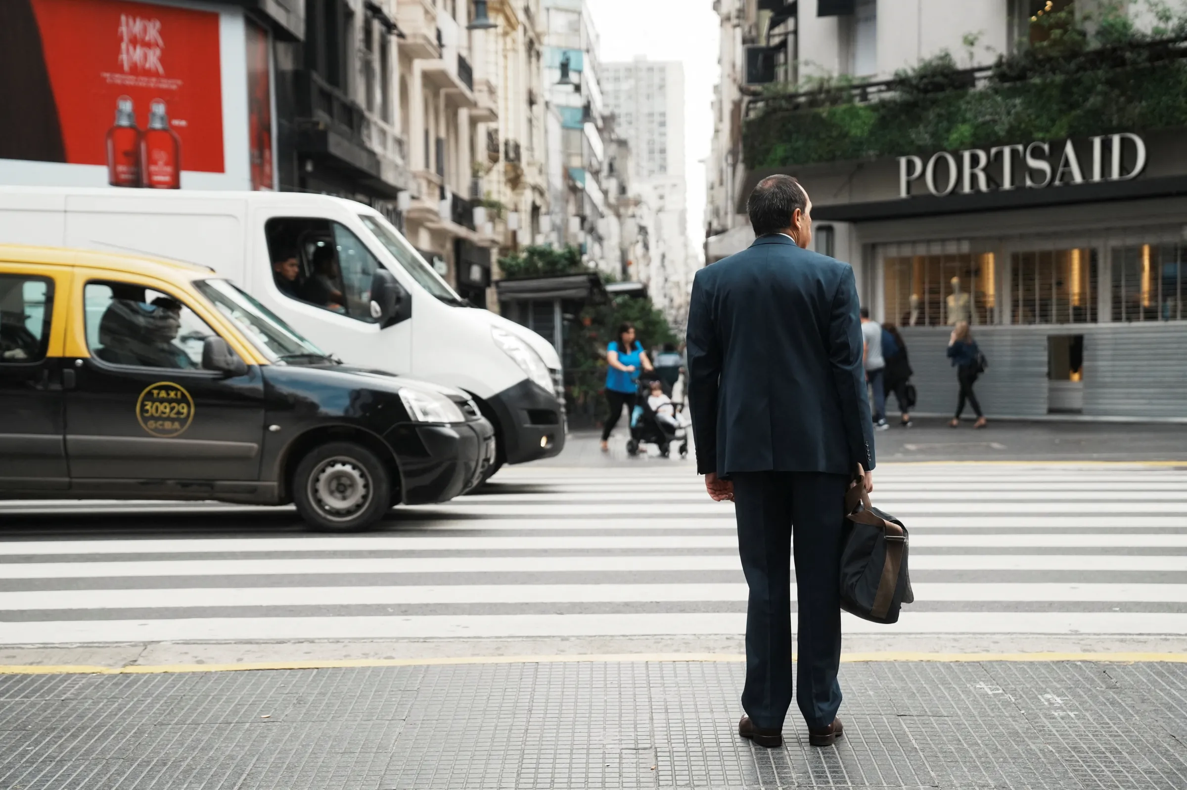 A man waits to cross the street in Buenos Aires, Argentina April 11, 2025. REUTERS/Irina Dambrauskas