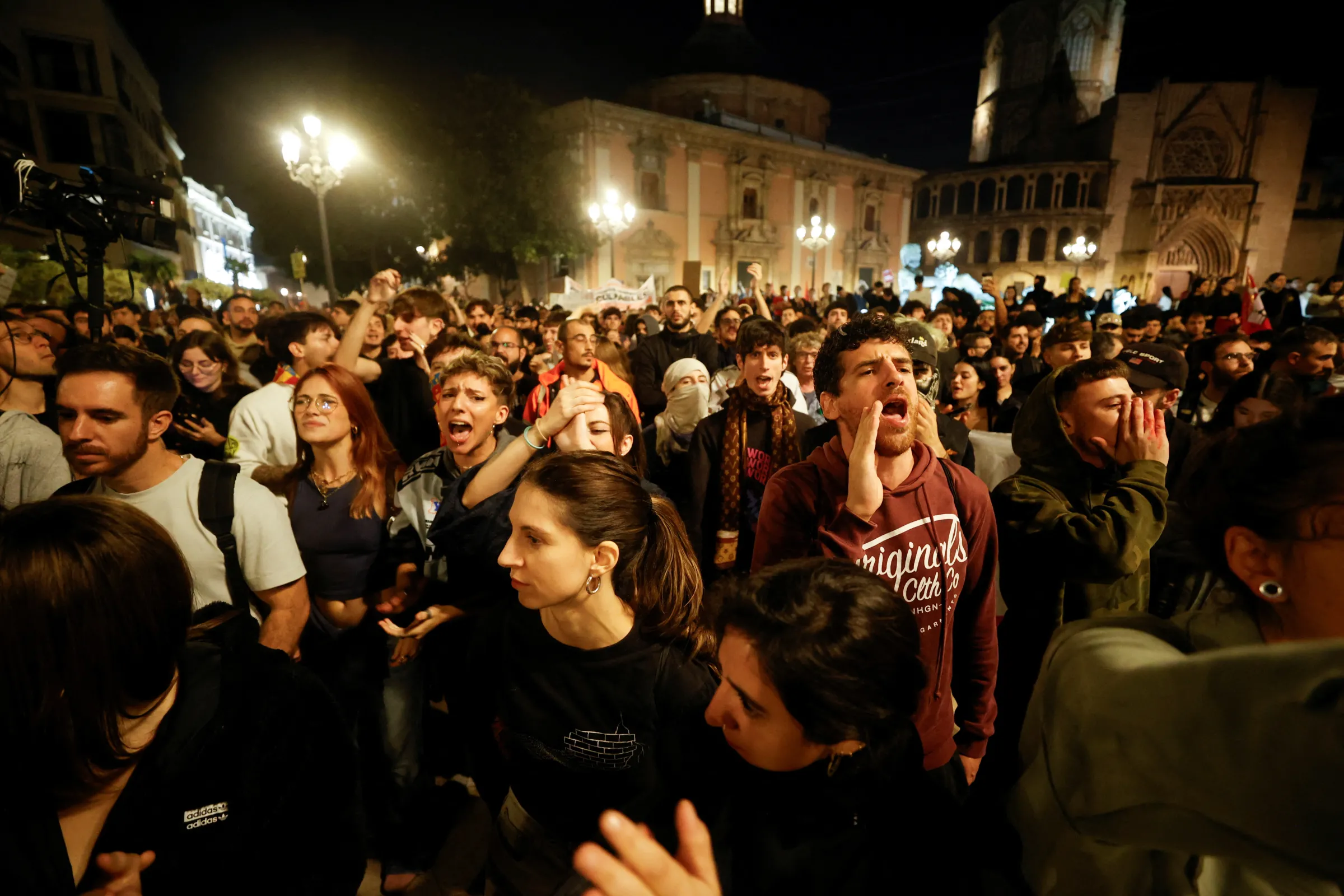 People protest against Valencia's regional leader Carlos Mazon and the management of the emergency response to the deadly floods in eastern Spain, in Valencia, Spain, November 9, 2024. REUTERS/Eva Manez