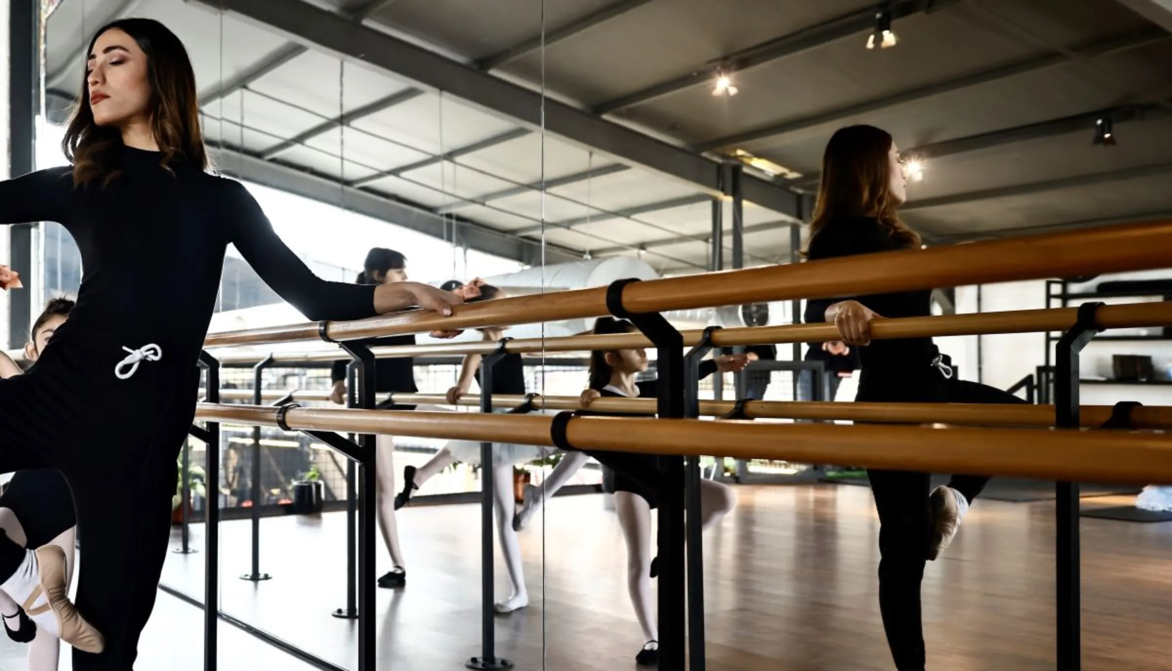 Leezan Salam, 26, leads her students while giving a ballet class. Baghdad, Iraq, February 3, 2023. Thomson Reuters Foundation/Abdullah Dhiaa al-Deen