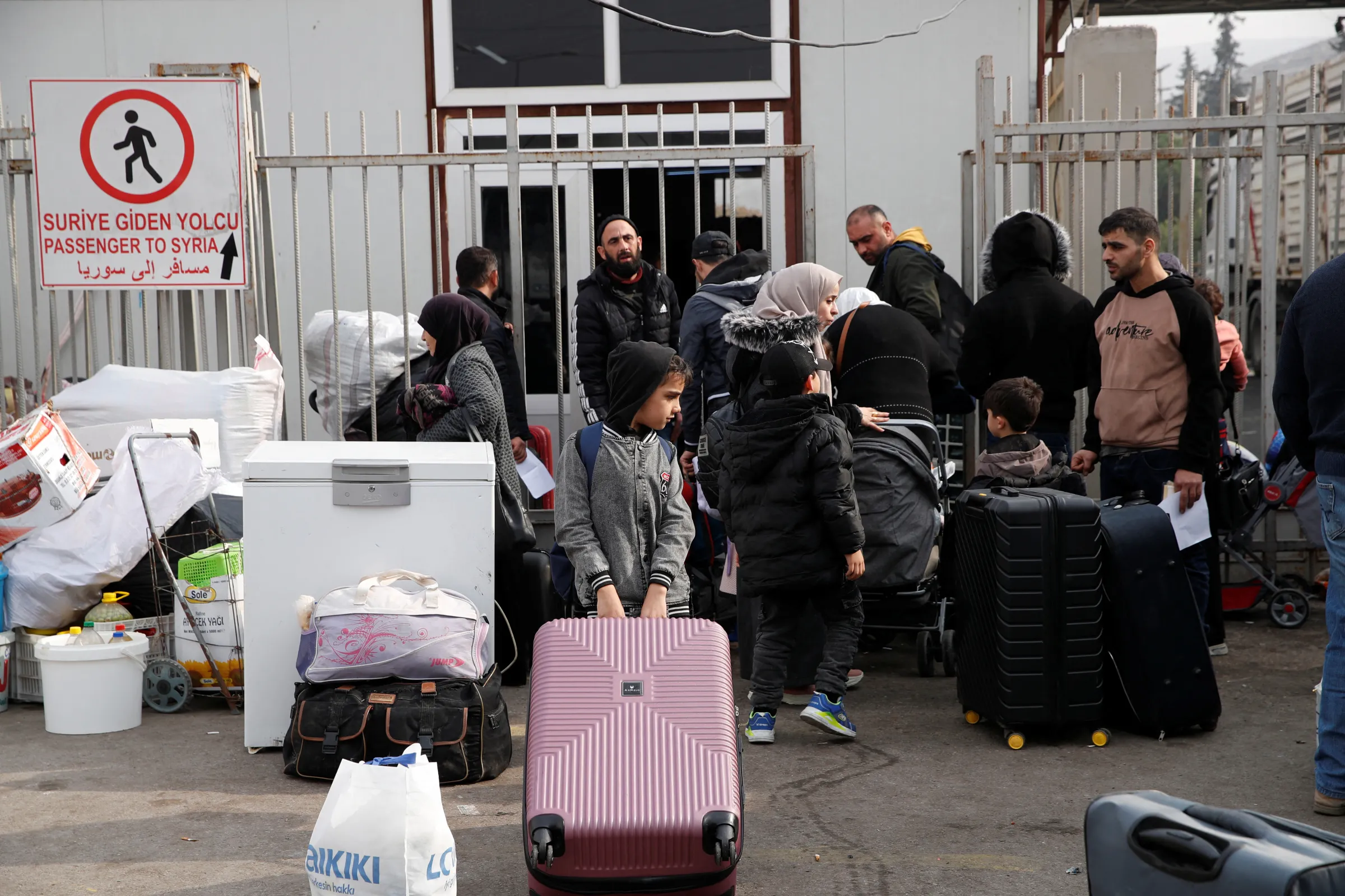 Syrian migrants wait to cross into Syria, after Syrian rebels ousted President Bashar al-Assad, at Cilvegozu border gate in Hatay province, Turkey, December 11, 2024. REUTERS/Dilara Senkaya