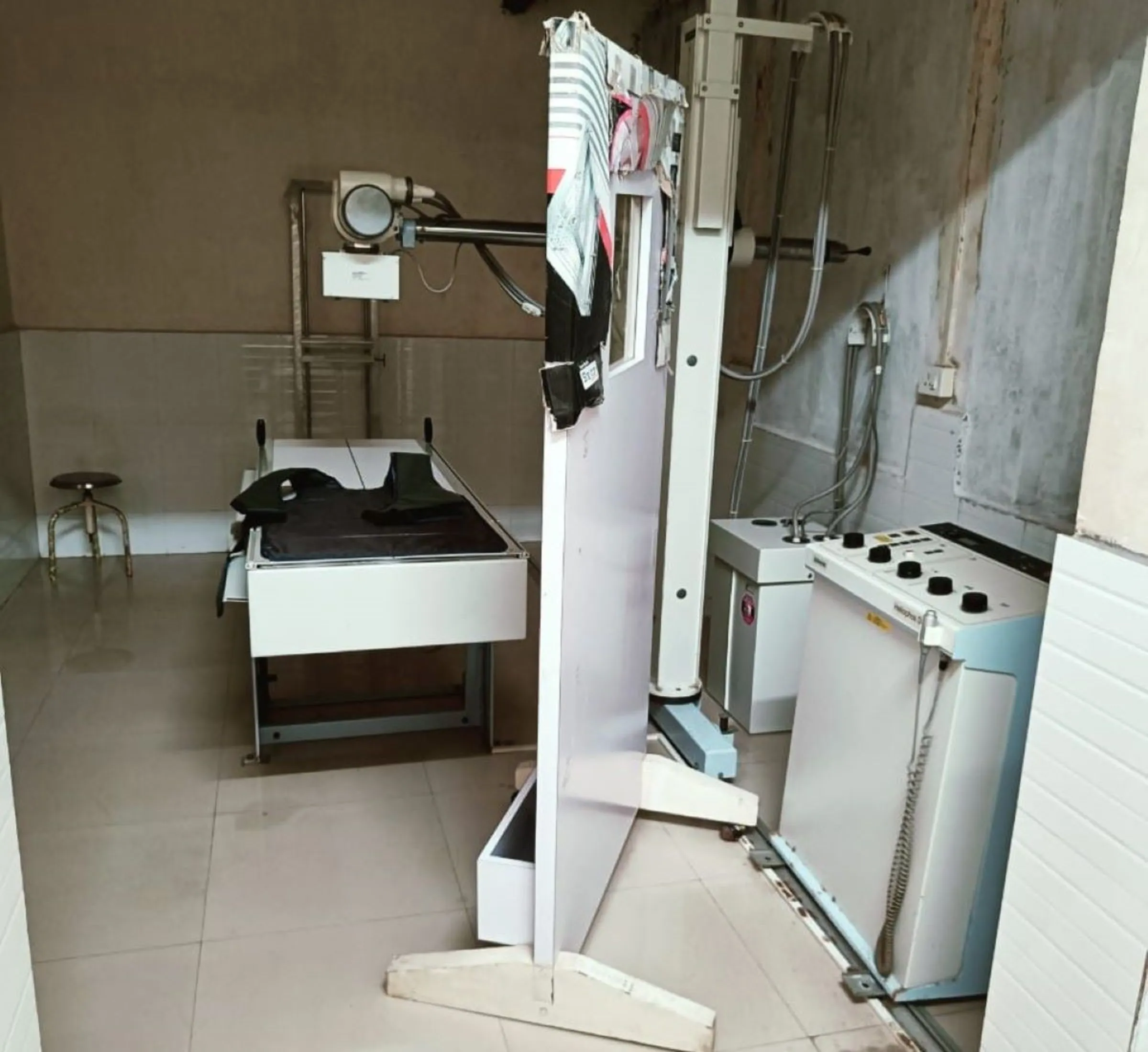 An X-ray machine at a hospital that has been affected by the Indian government’s crackdown on foreign funding for NGOs in Anjanwel, India, May 24, 2024. Thomson Reuters Foundation/Kunal Purohit.