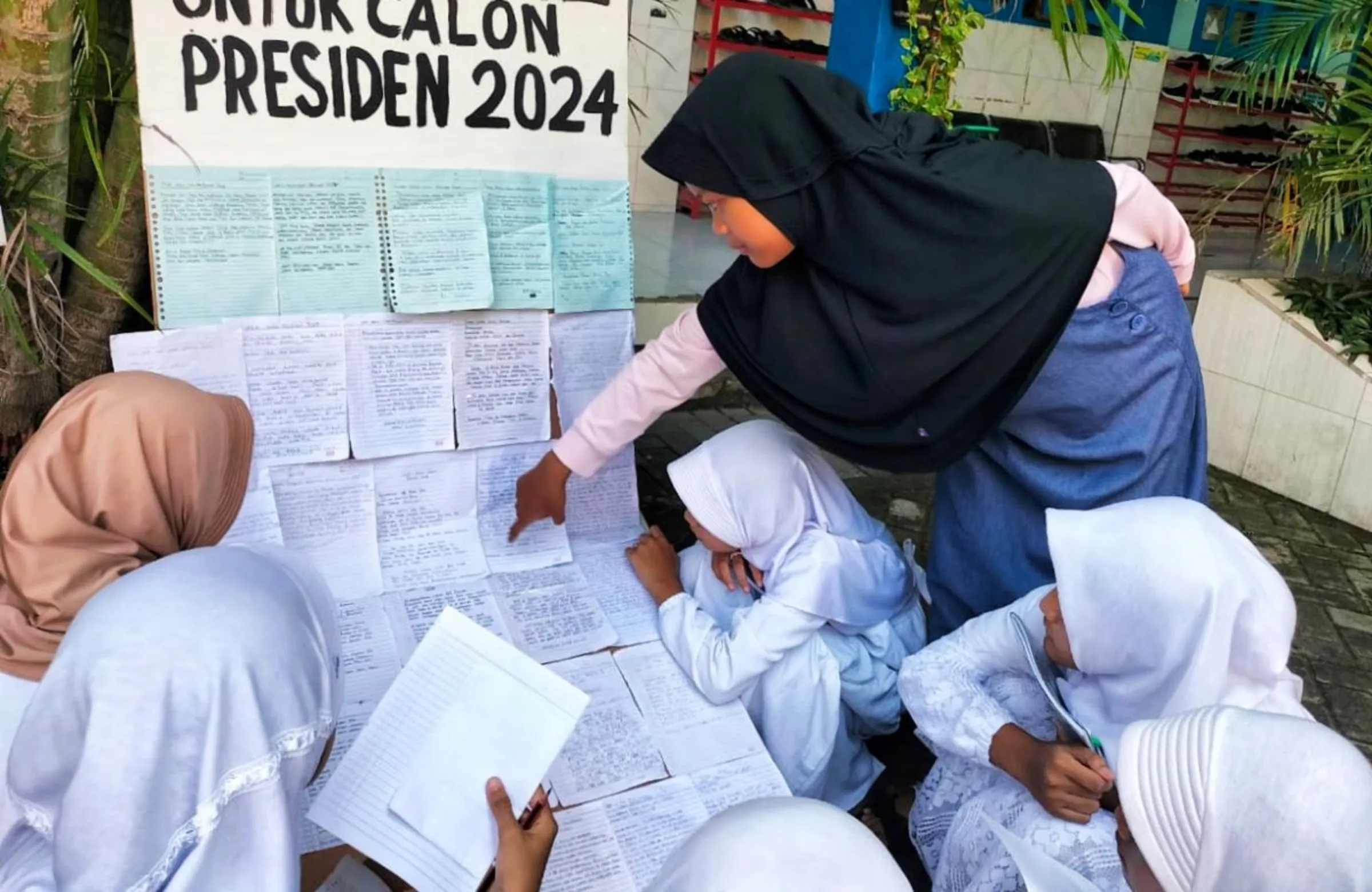 Aeshnina Azzahra Aqilani discusses the letters with students  from Muhammadiyah 1 Wringinanom elementary school, Gresik, Indonesia on January 13, 2024. Thomson Reuters Foundation/Asad Asnawi
