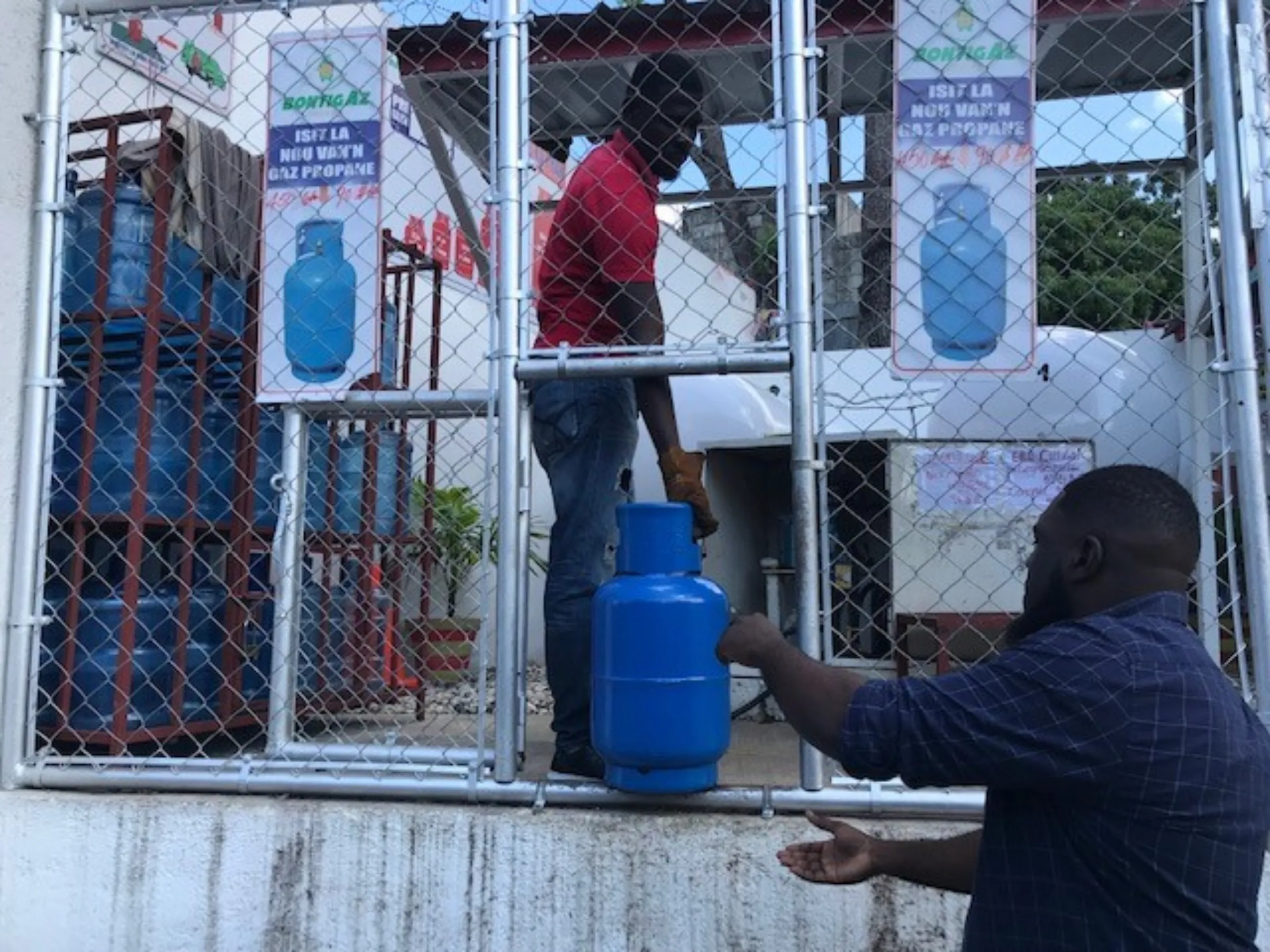 A Haitian buying expensive gas used for cooking in the capital Port-au-Prince, Haiti. November 14, 2022. Thomson Reuters Founadtion/Jennifer D. Delva