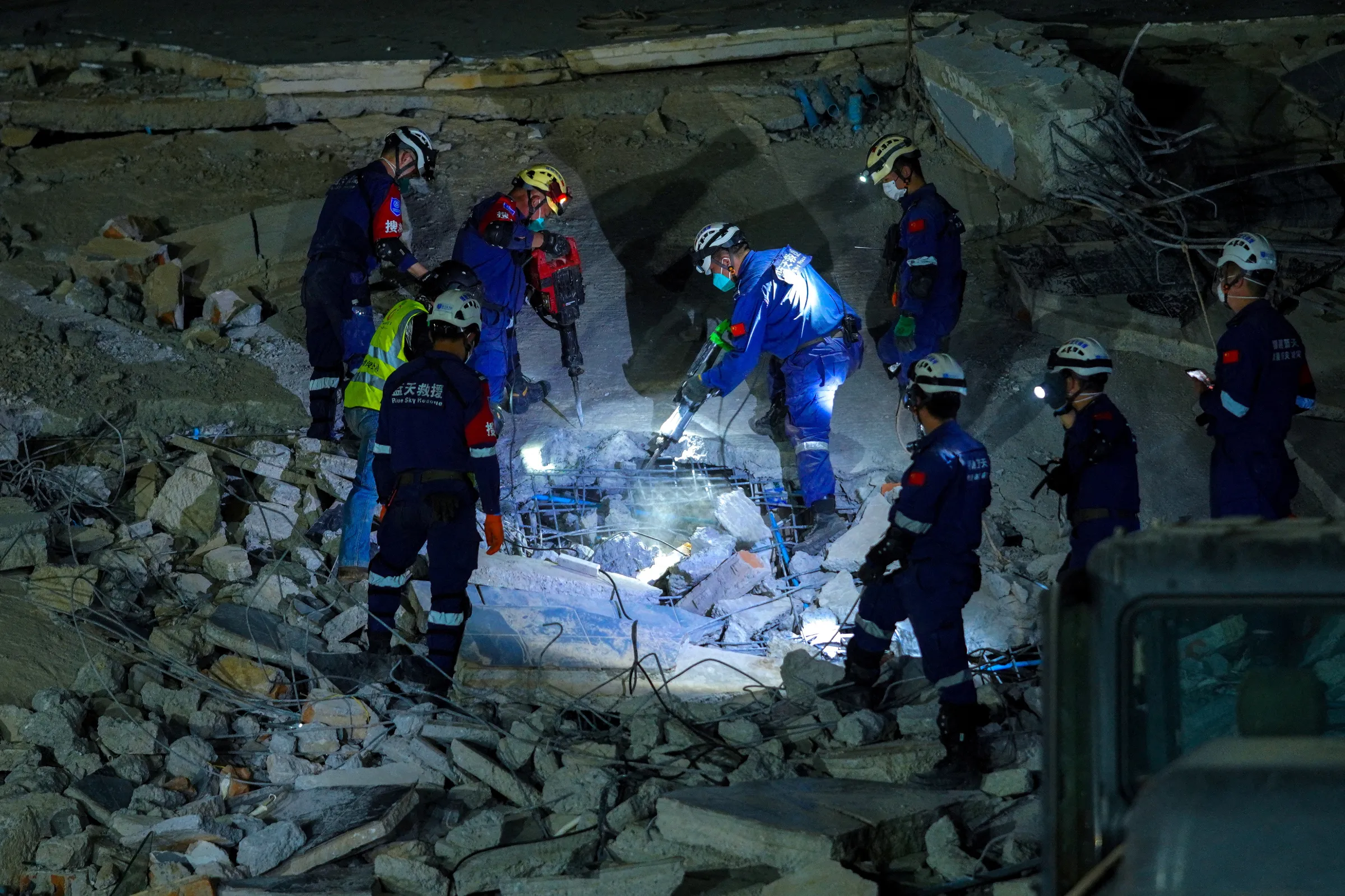 Chinese rescue workers work at the site of a collapsed building, in the aftermath of a strong earthquake, in Mandalay, Myanmar, March 31, 2025. REUTERS/Stringer