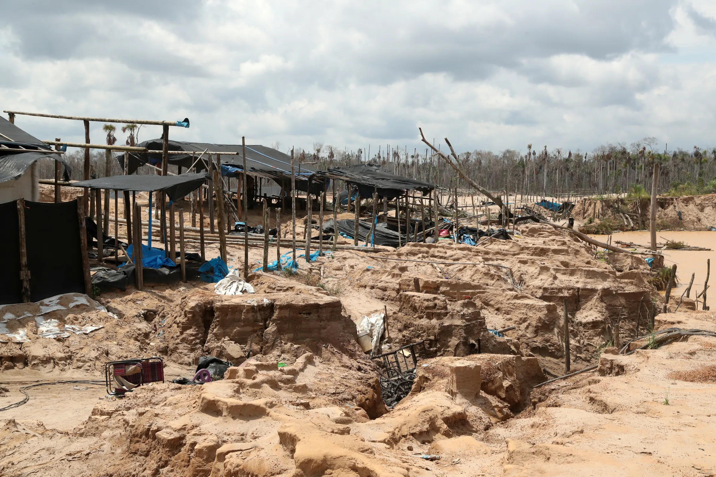 An illegal gold mining camp is seen during a Peruvian military operation to destroy illegal machinery and equipment used by wildcat miners in Madre de Dios, Peru, March 5, 2019. REUTERS/Guadalupe Pardo