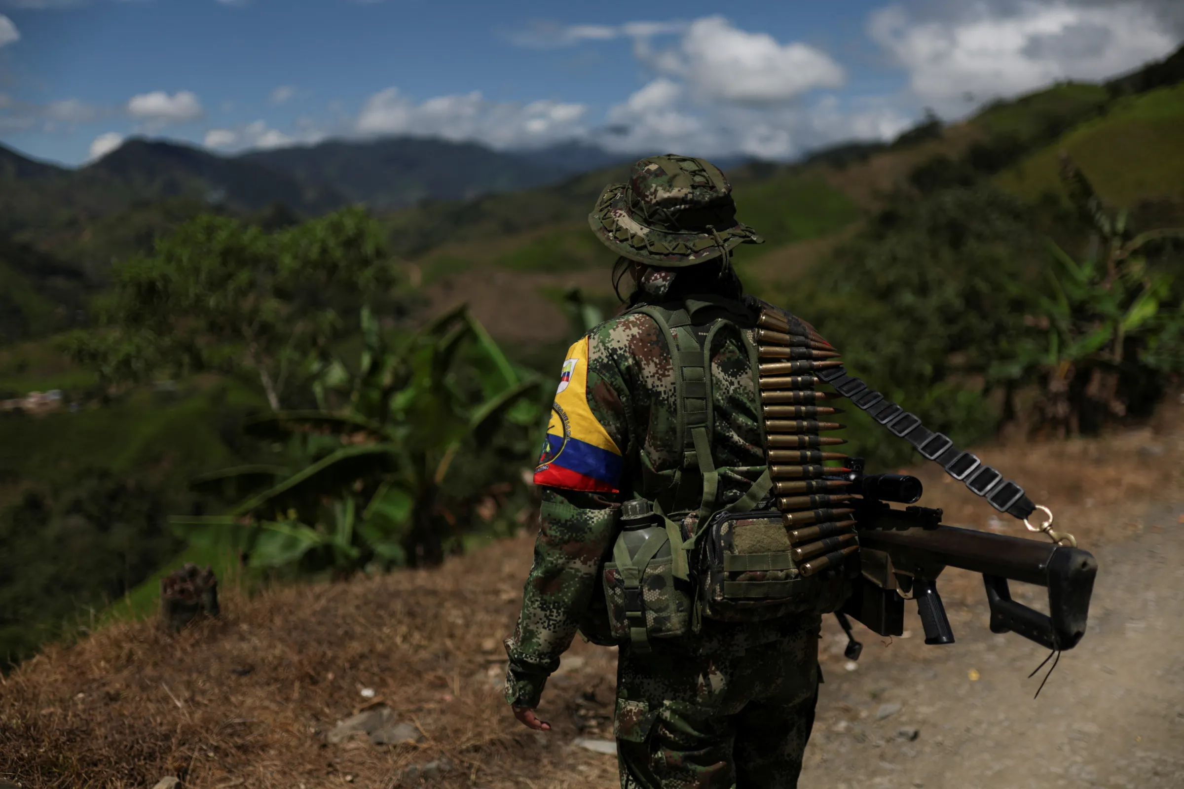 A guerrilla of Colombian rebel group Estado Mayor Central, Carlos Patino Front, a dissident of the former FARC guerrilla group, stands guard on a highway, in Canon del Micay, Colombia August 5, 2025. REUTERS/Luisa Gonzalez
